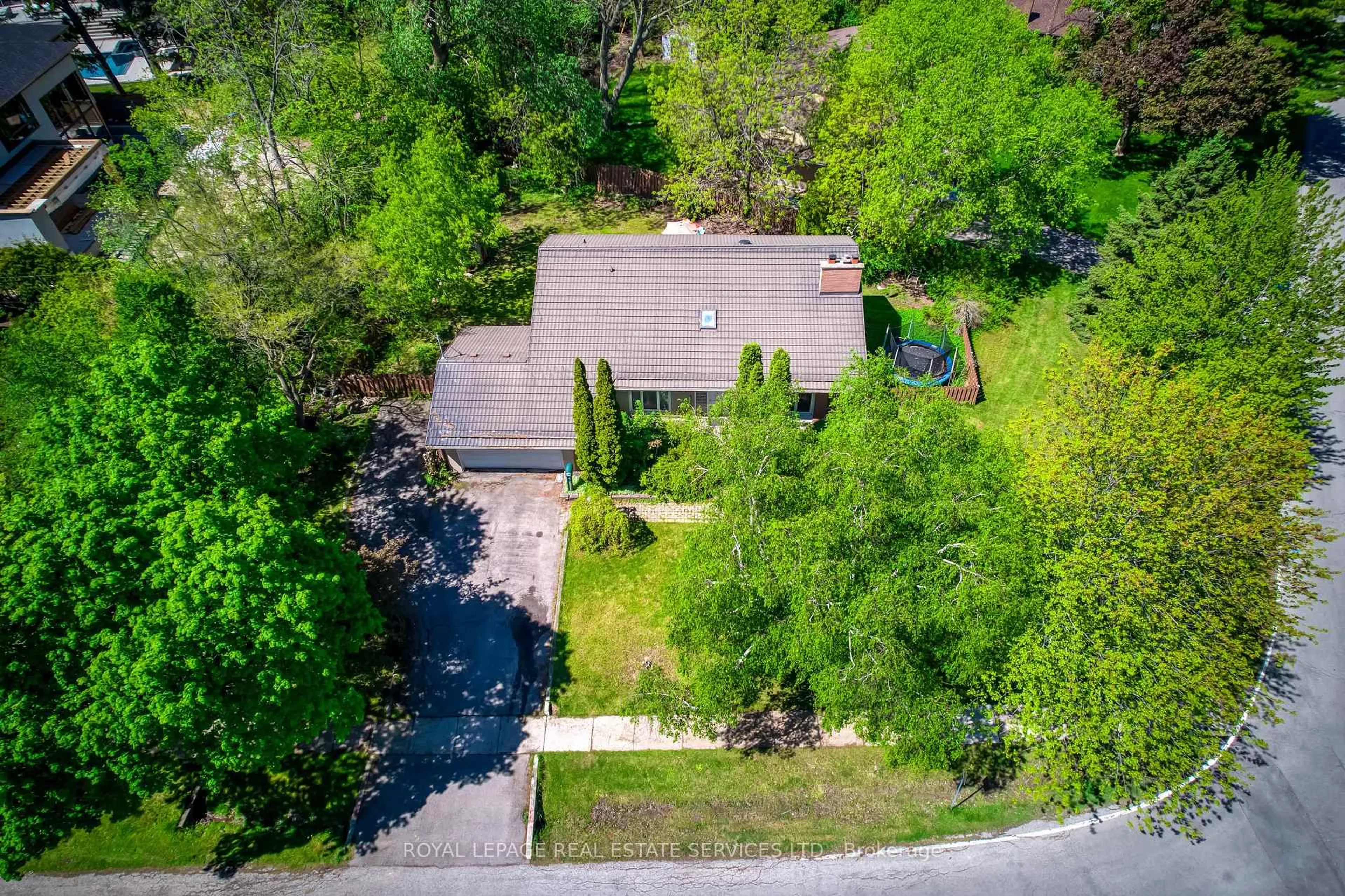 A pic from outside/outdoor area/front of a property/back of a property/a pic from drone, street for 220 Woodhaven Park Dr, Oakville Ontario L6L 4K8