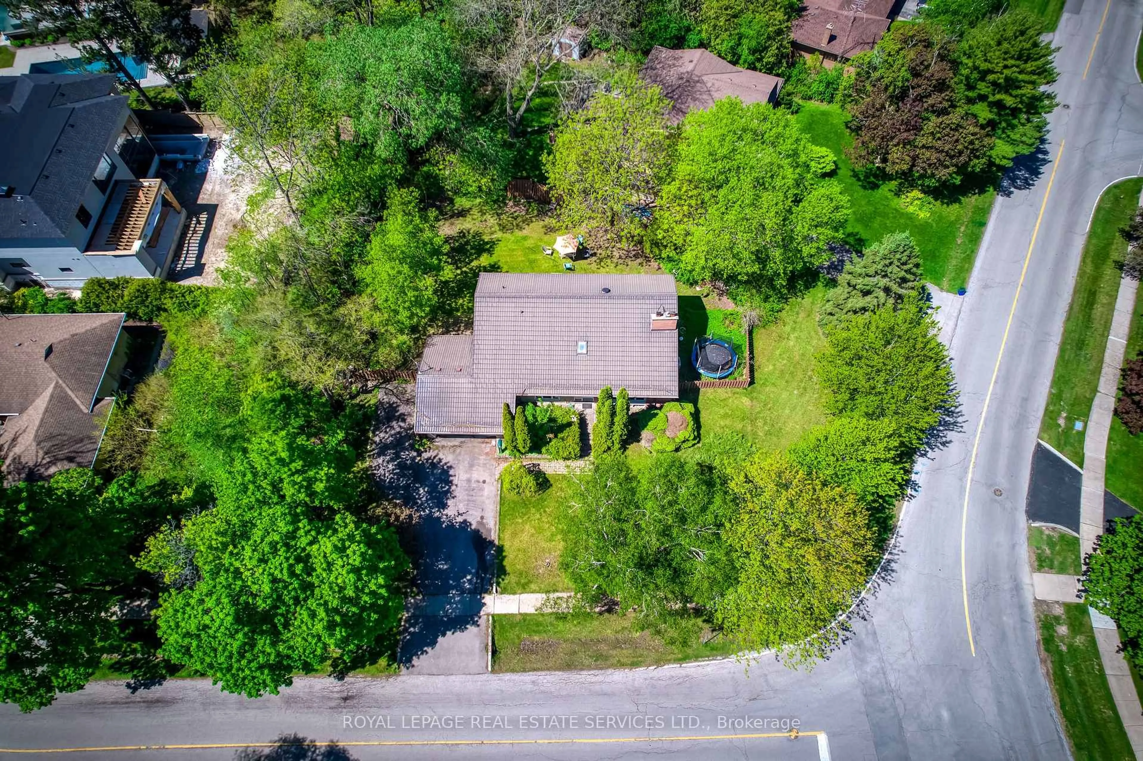 A pic from outside/outdoor area/front of a property/back of a property/a pic from drone, street for 220 Woodhaven Park Dr, Oakville Ontario L6L 4K8