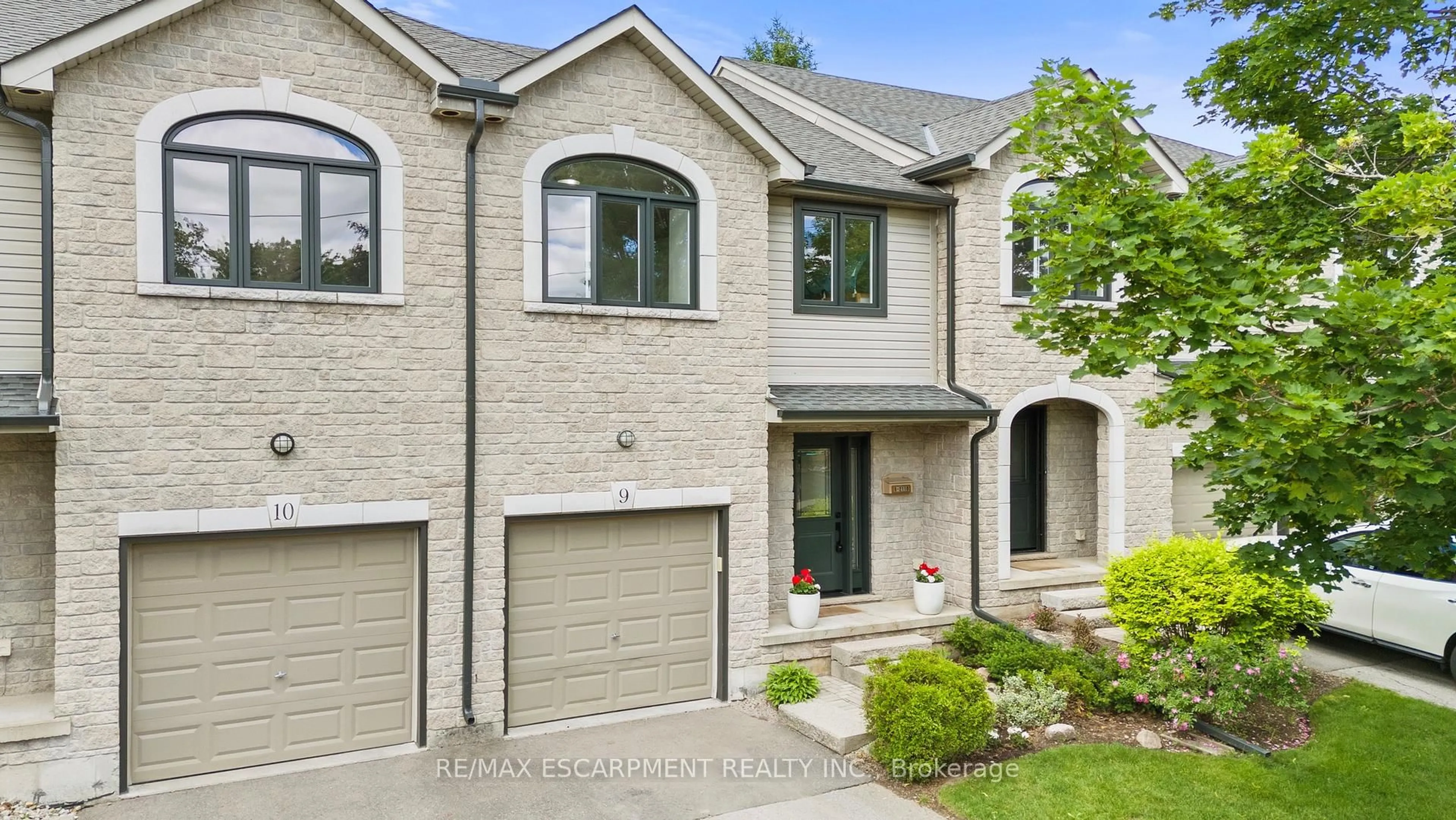 Home with brick exterior material, street for 2110 Headon Rd #9, Burlington Ontario L7M 4S2