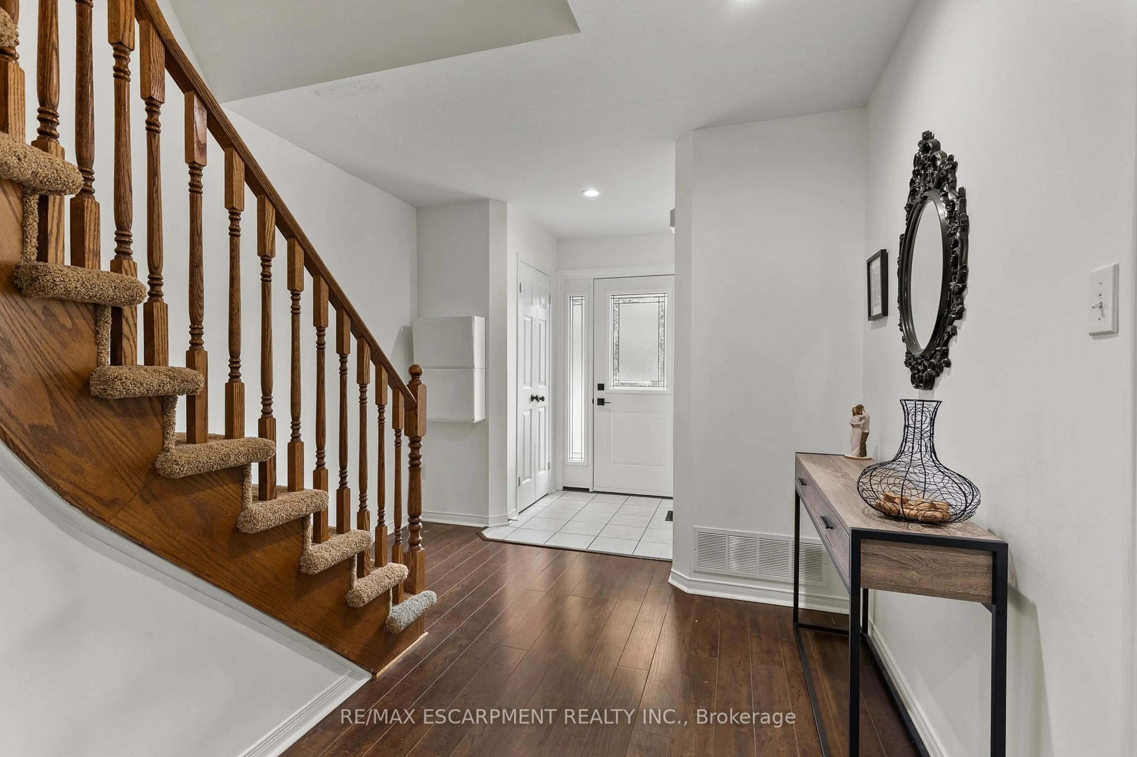 Indoor entryway for 2110 Headon Rd #9, Burlington Ontario L7M 4S2