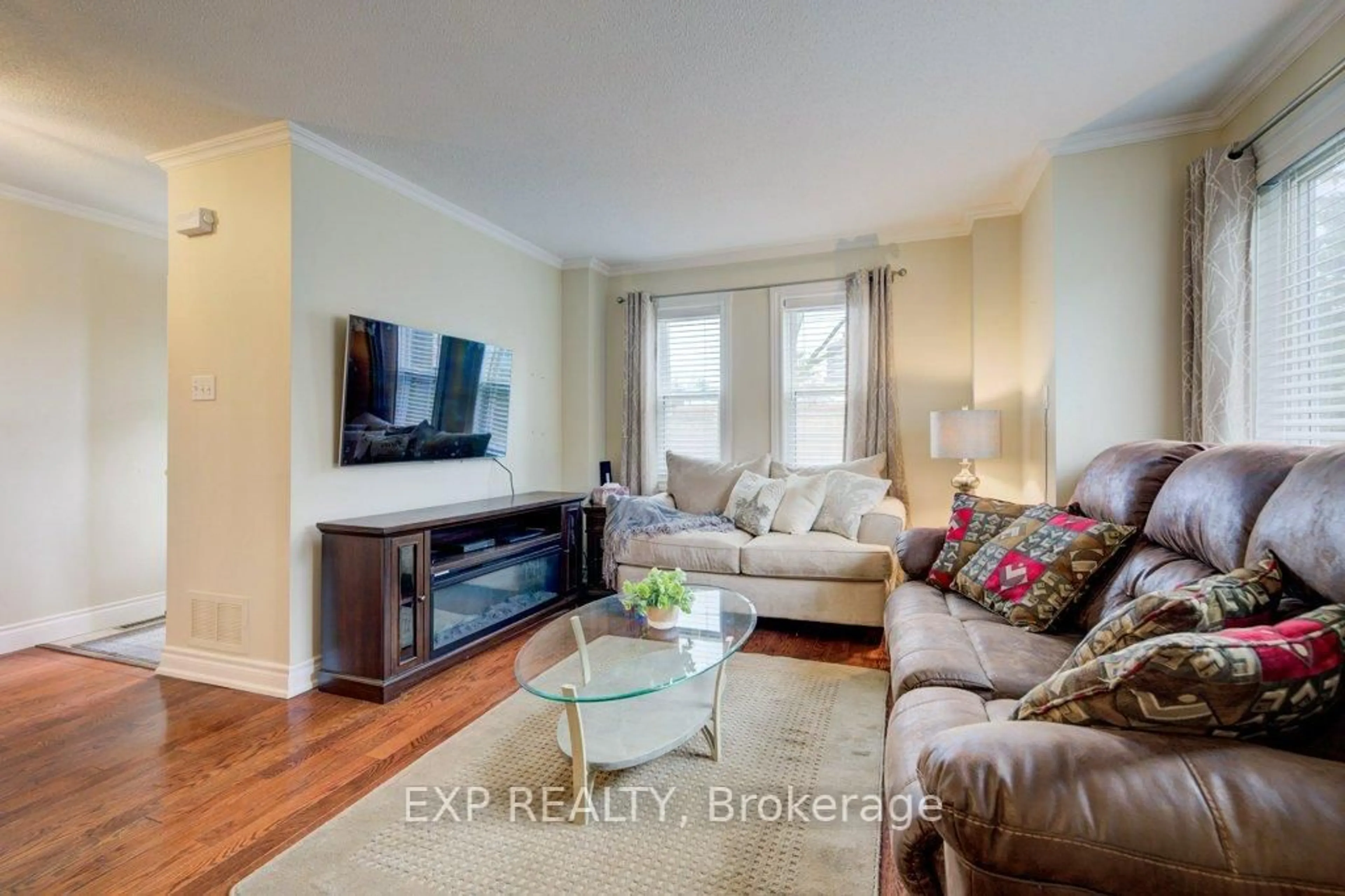 Living room with furniture, unknown for 5865 Dalebrook Cres #57B, Mississauga Ontario L5M 5X1