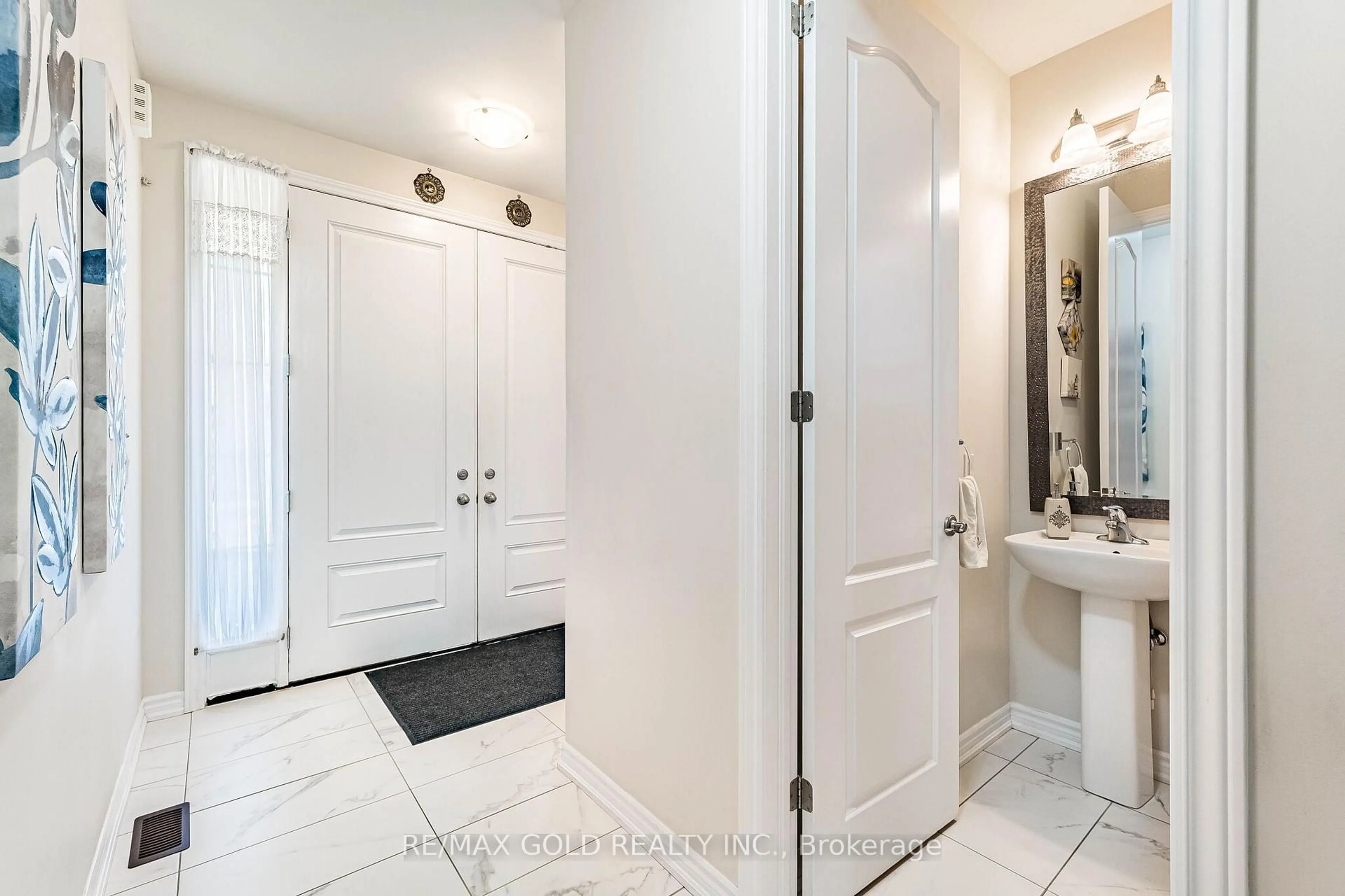 Indoor entryway for 129 Bonnieglen Farm Blvd, Caledon Ontario L7C 4B9