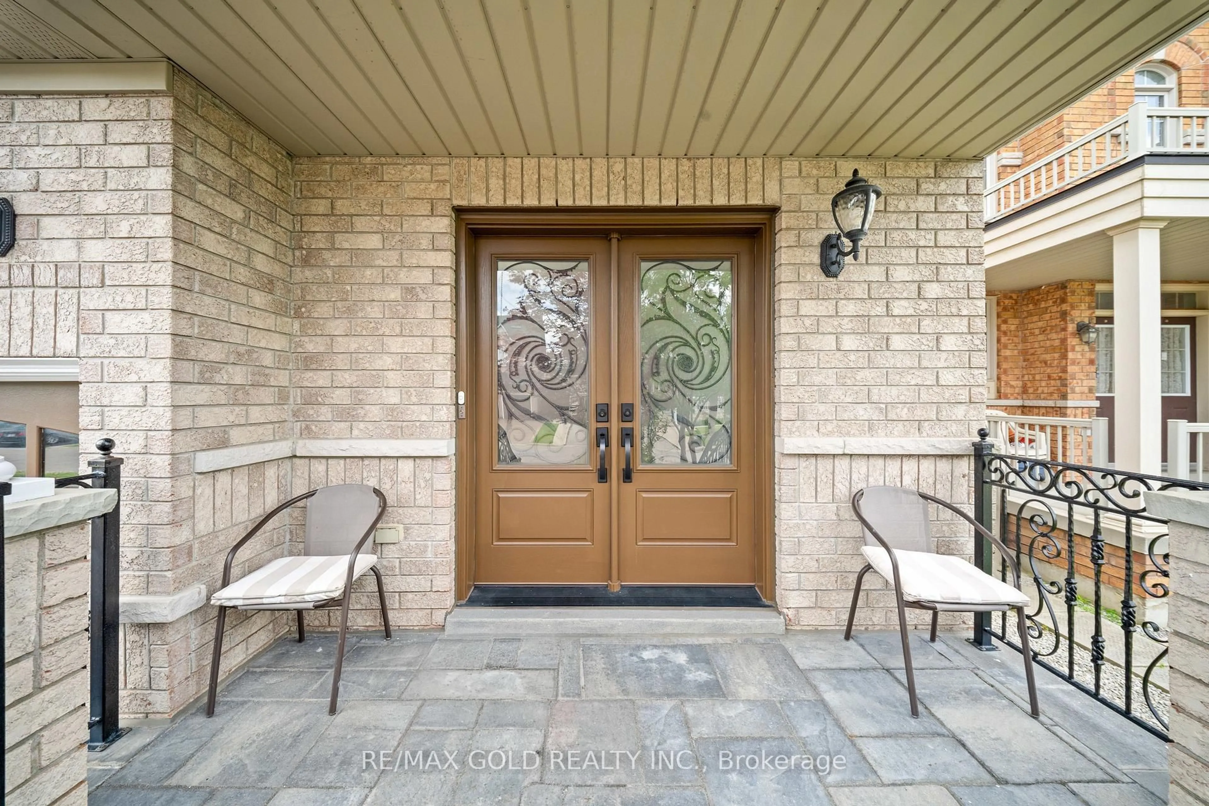 Indoor entryway for 14 Dovehaven Cres, Brampton Ontario L6P 2H7