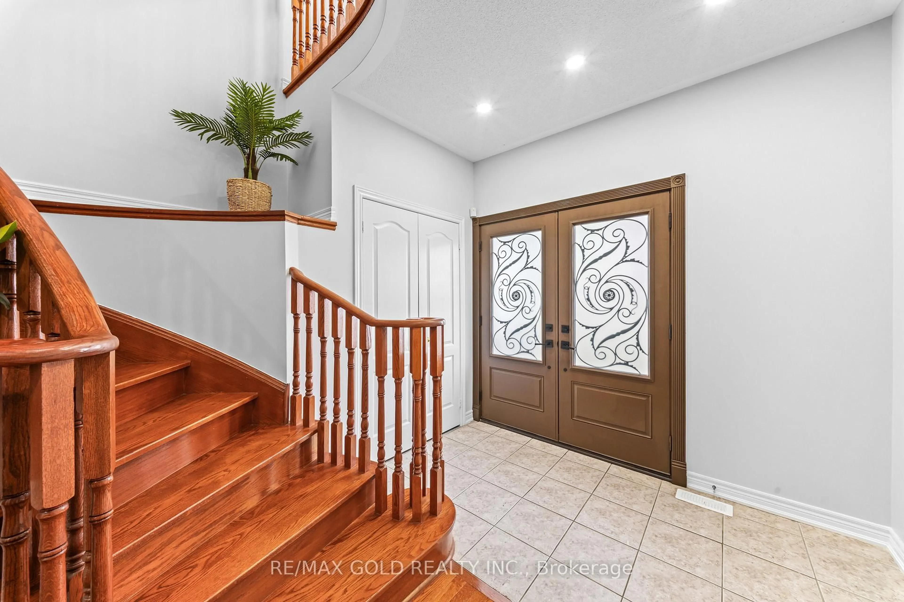 Indoor entryway for 14 Dovehaven Cres, Brampton Ontario L6P 2H7