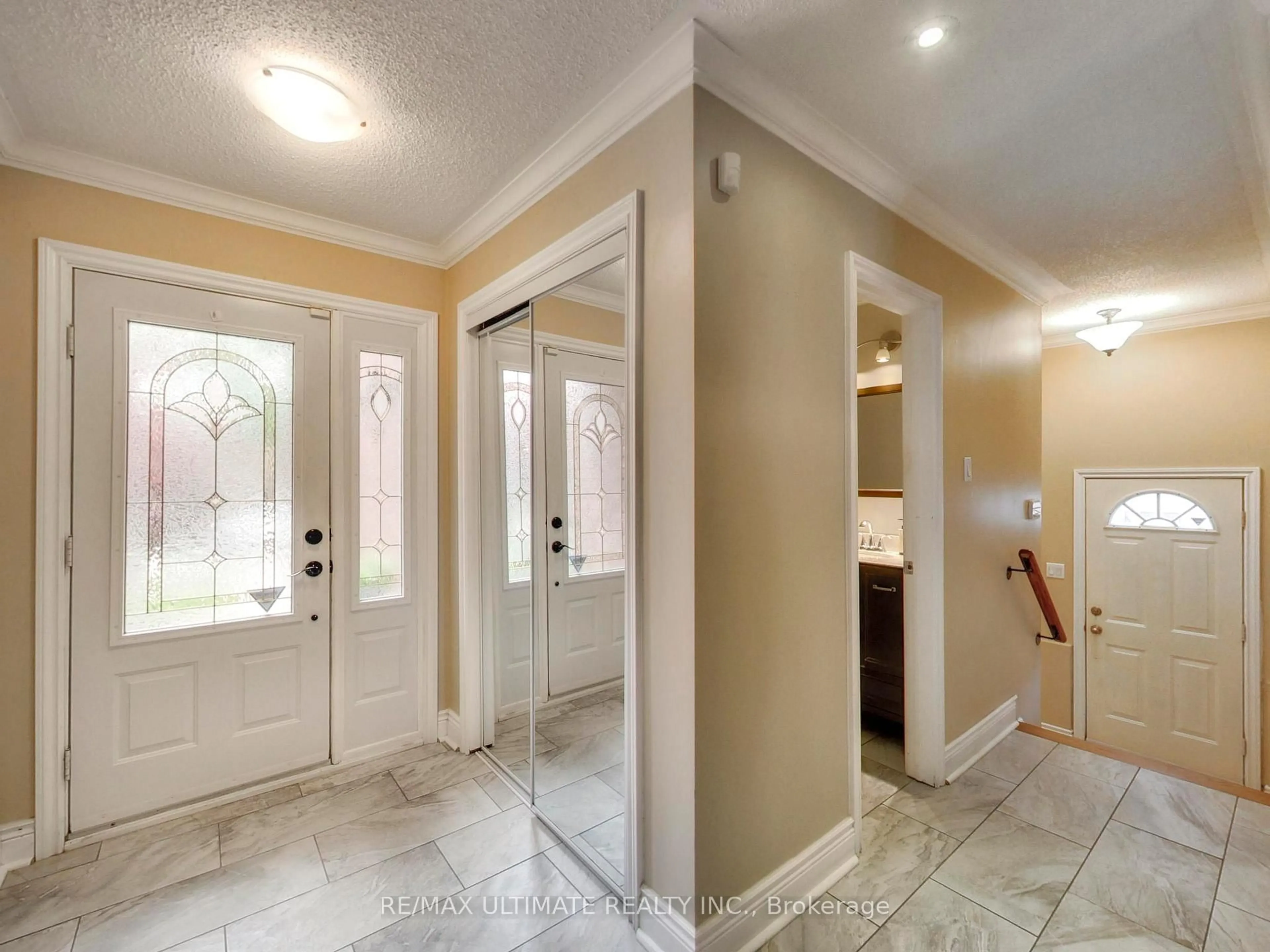 Indoor entryway for 135 Glenn Hawthorne Blvd, Mississauga Ontario L5R 2K8