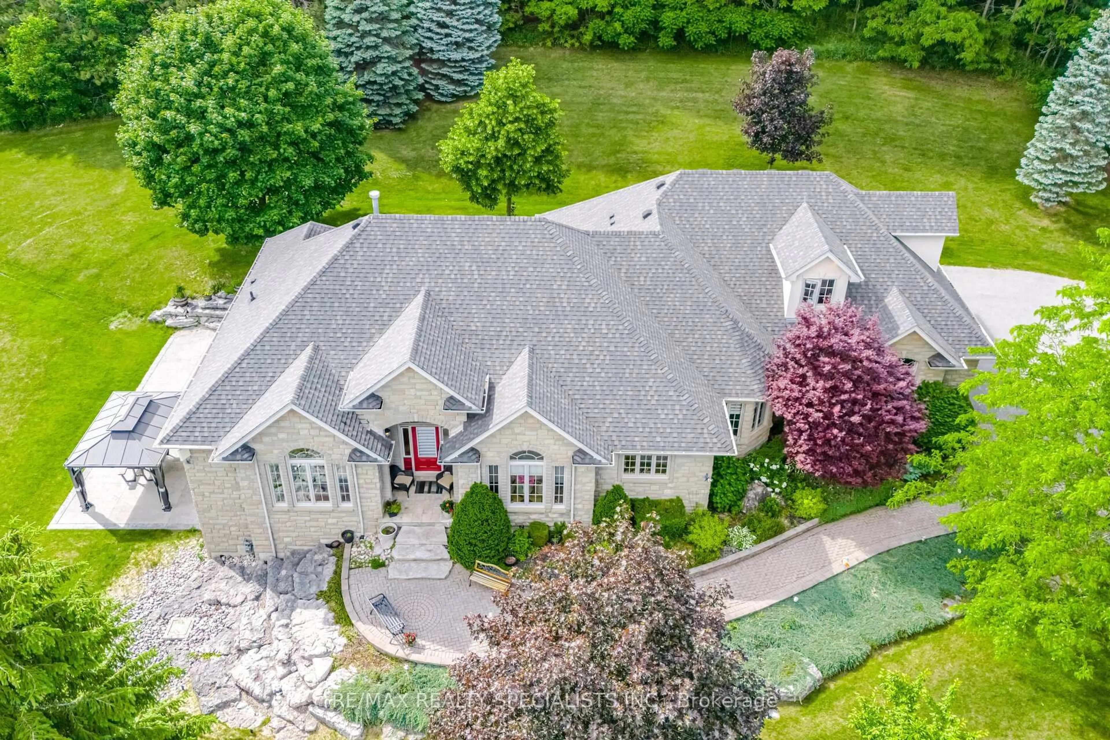 A pic from outside/outdoor area/front of a property/back of a property/a pic from drone, street for 10 Valley Hill Dr, Caledon Ontario L7E 0B8