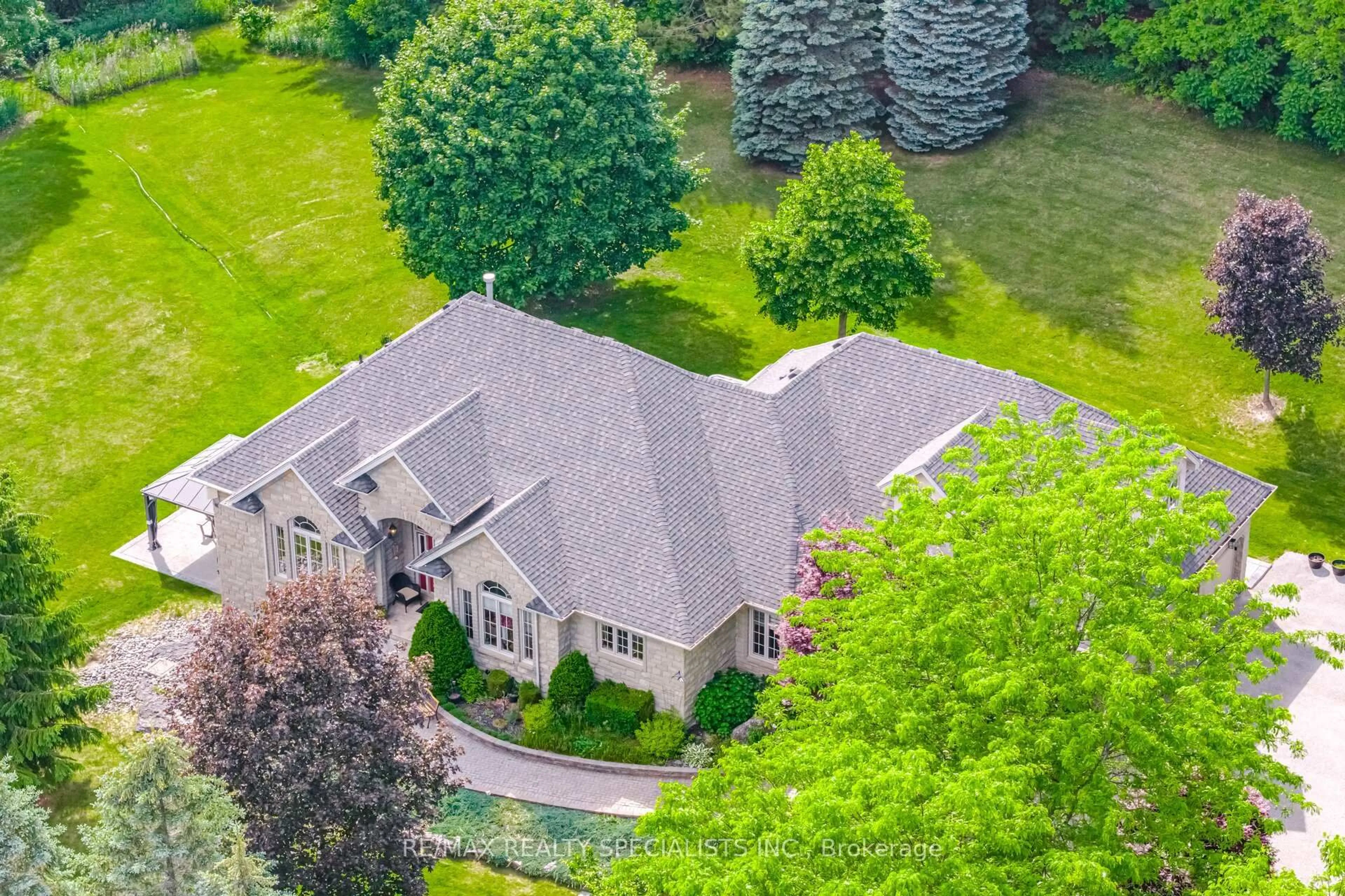 A pic from outside/outdoor area/front of a property/back of a property/a pic from drone, street for 10 Valley Hill Dr, Caledon Ontario L7E 0B8