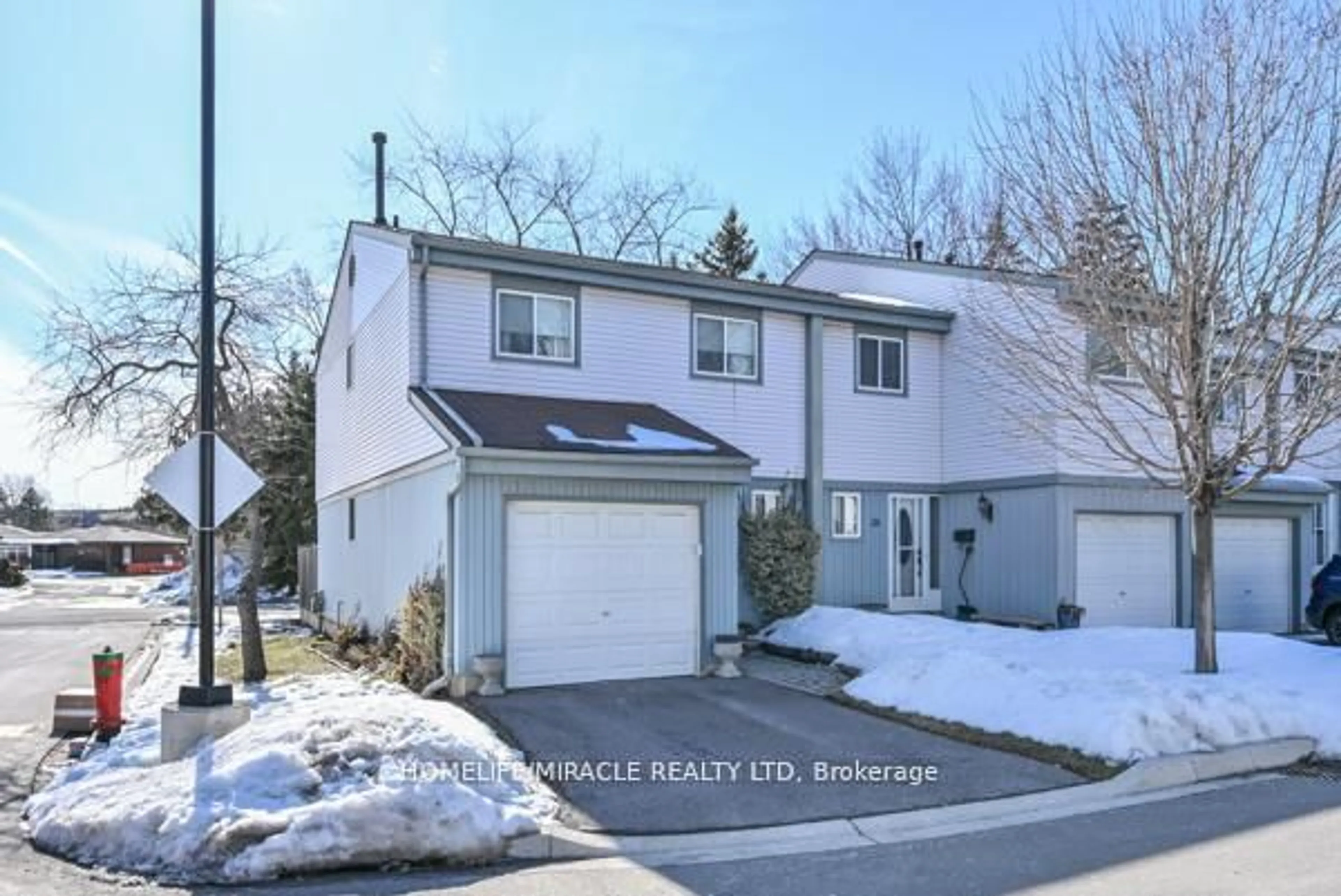Home with vinyl exterior material, street for 121 Falconer Dr #27, Mississauga Ontario L5N 2K8