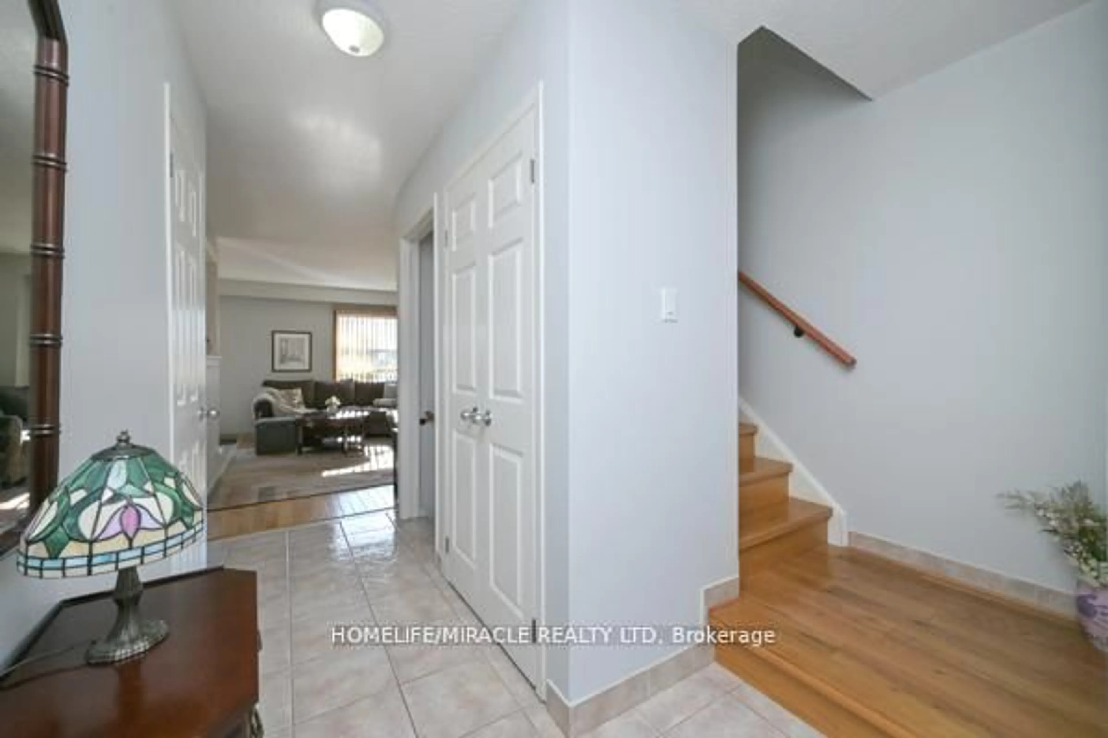 Indoor entryway for 121 Falconer Dr #27, Mississauga Ontario L5N 2K8