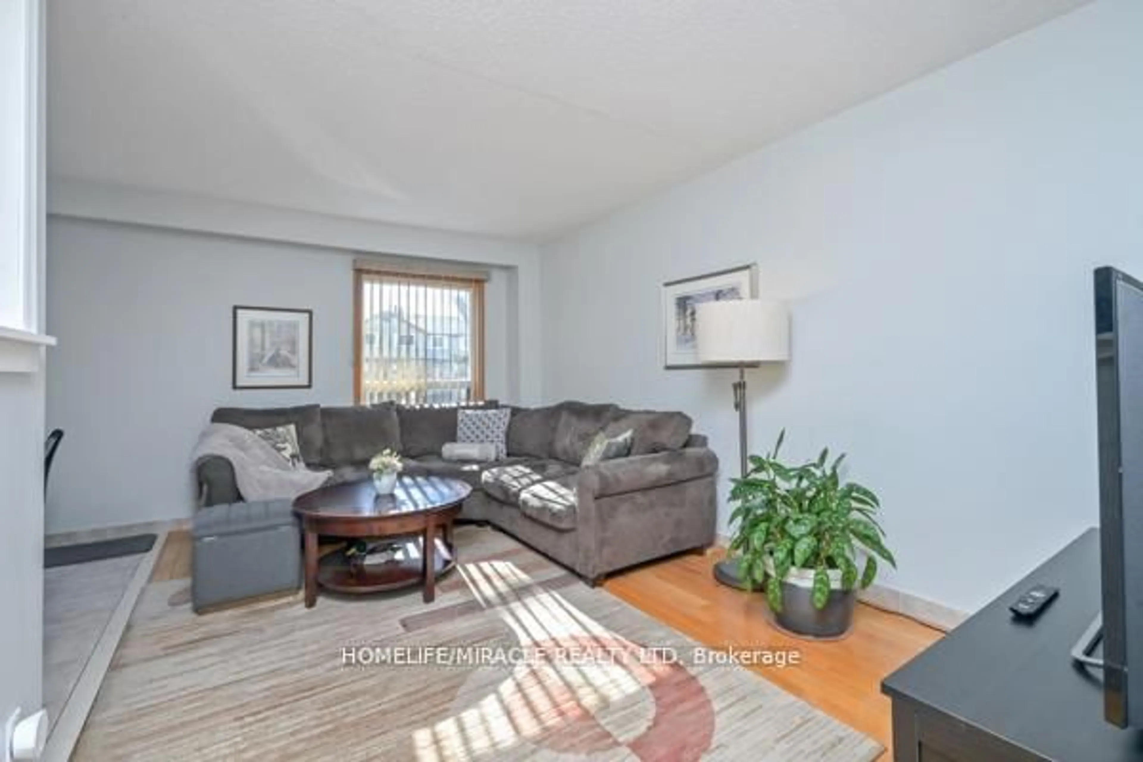 Living room with furniture, unknown for 121 Falconer Dr #27, Mississauga Ontario L5N 2K8