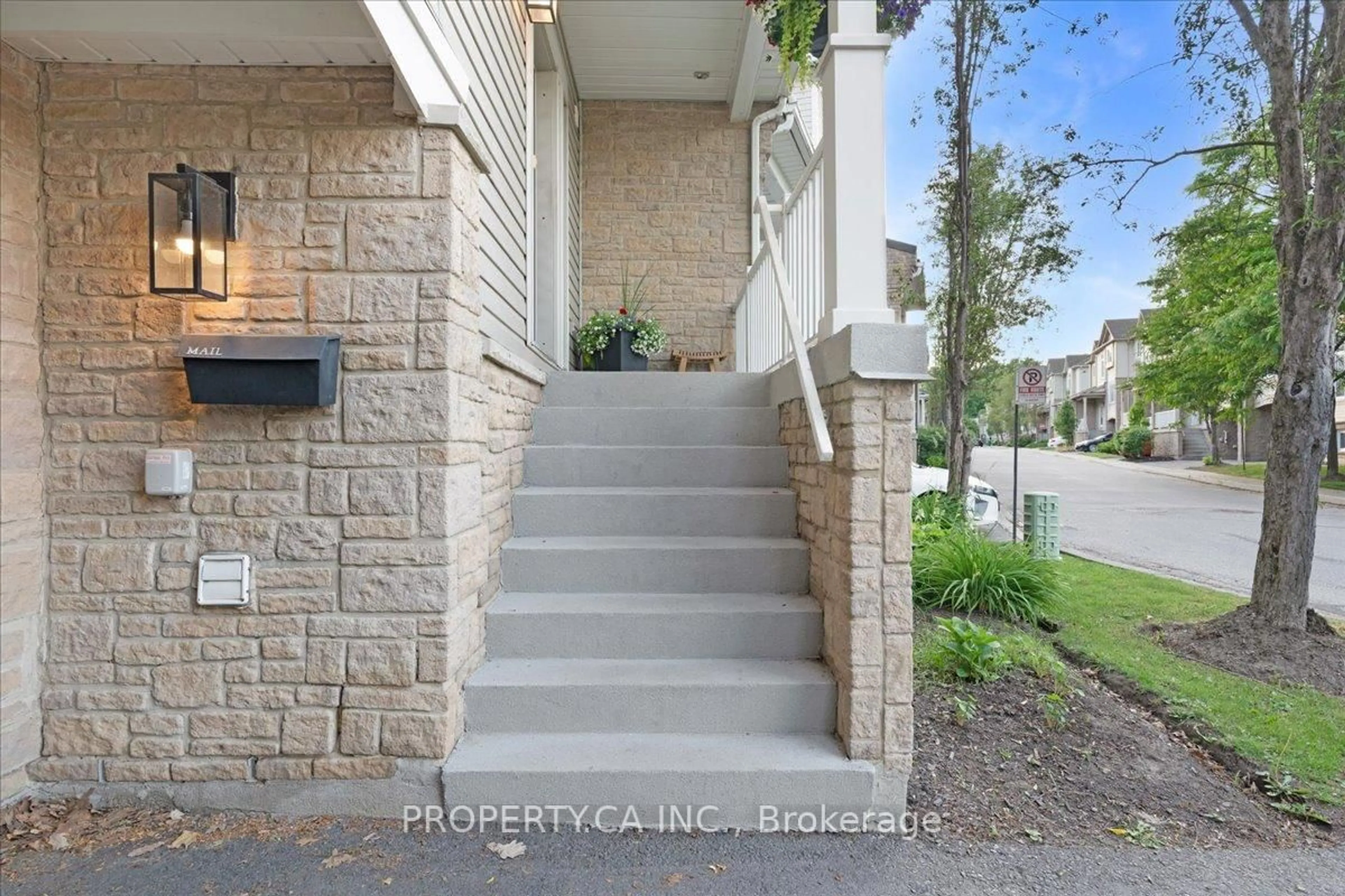 Indoor entryway for 7101 Branigan Gate #31, Mississauga Ontario L5N 7S2