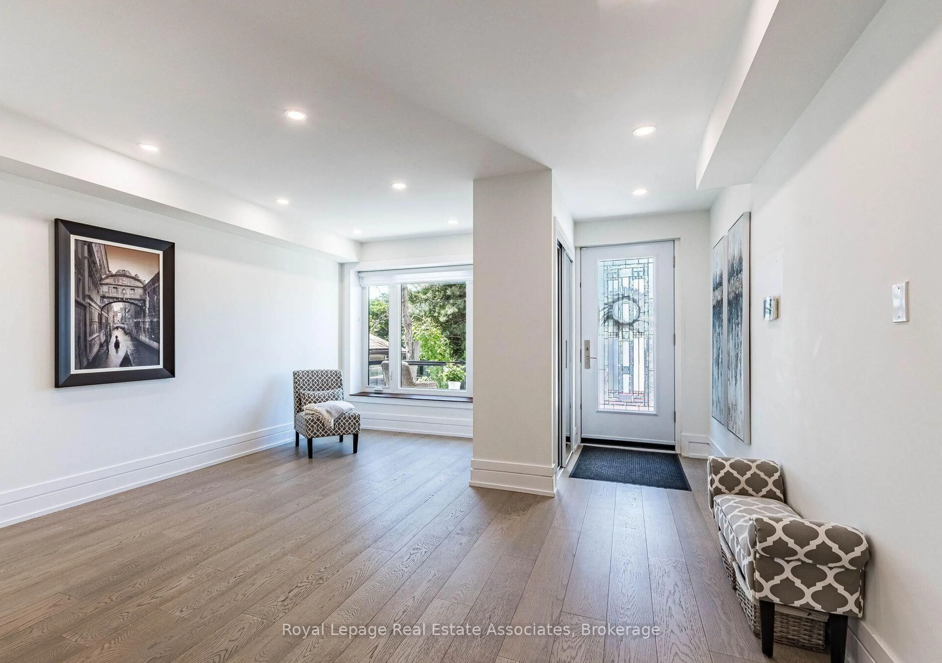Indoor entryway for 1071 Westmount Ave, Mississauga Ontario L5E 1X5