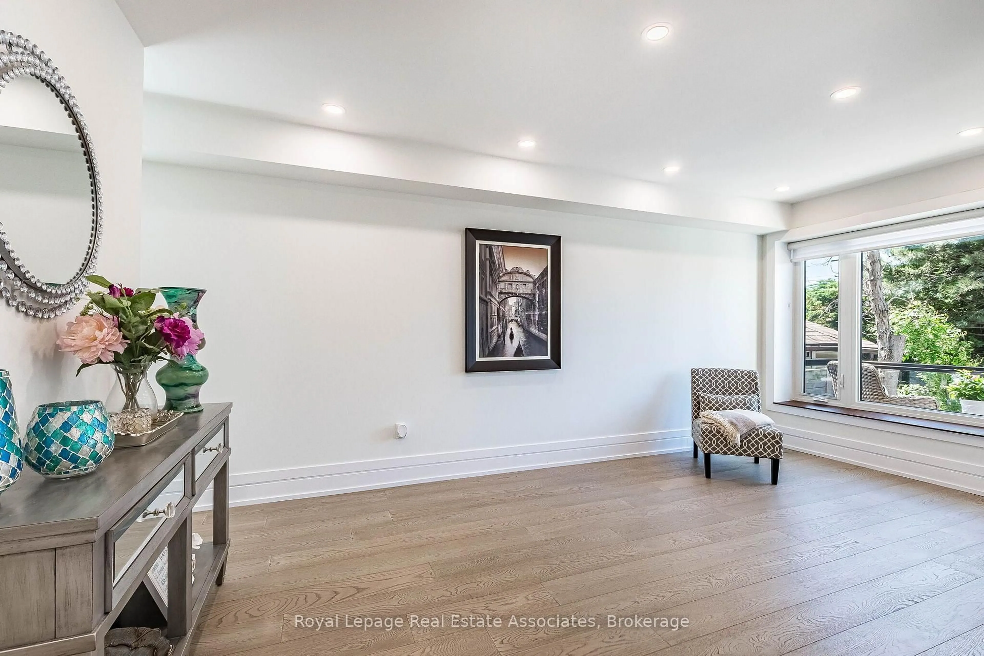 A pic of a room for 1071 Westmount Ave, Mississauga Ontario L5E 1X5
