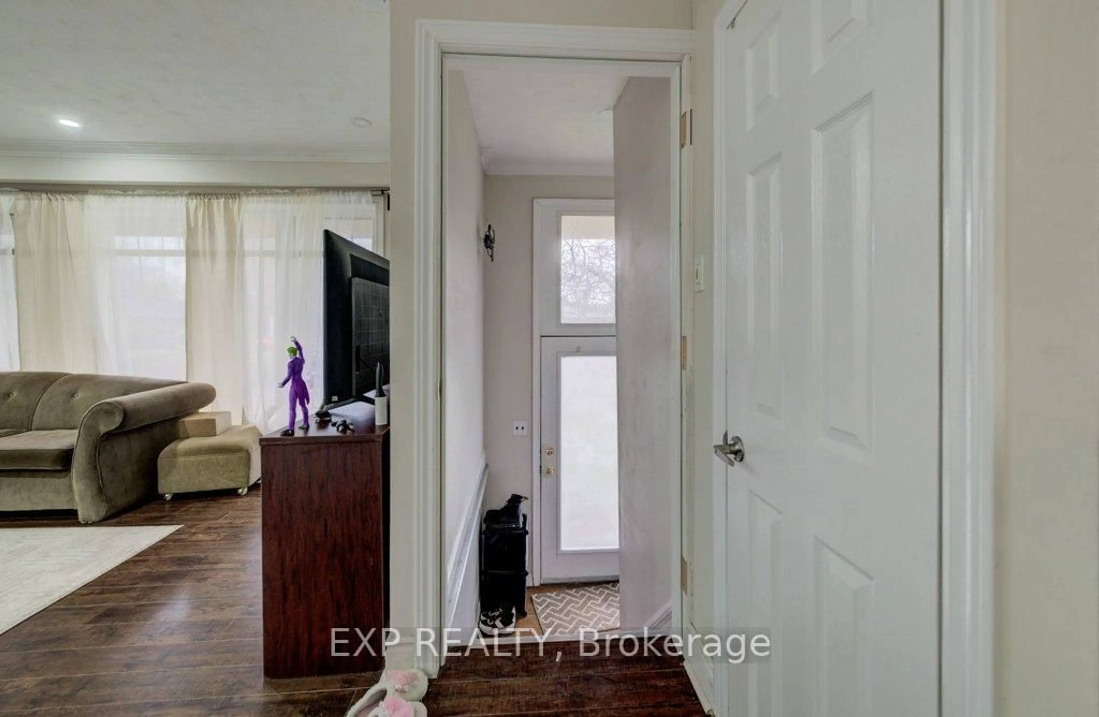 Indoor entryway for 1361 Stanbury Rd, Oakville Ontario L6L 2J5
