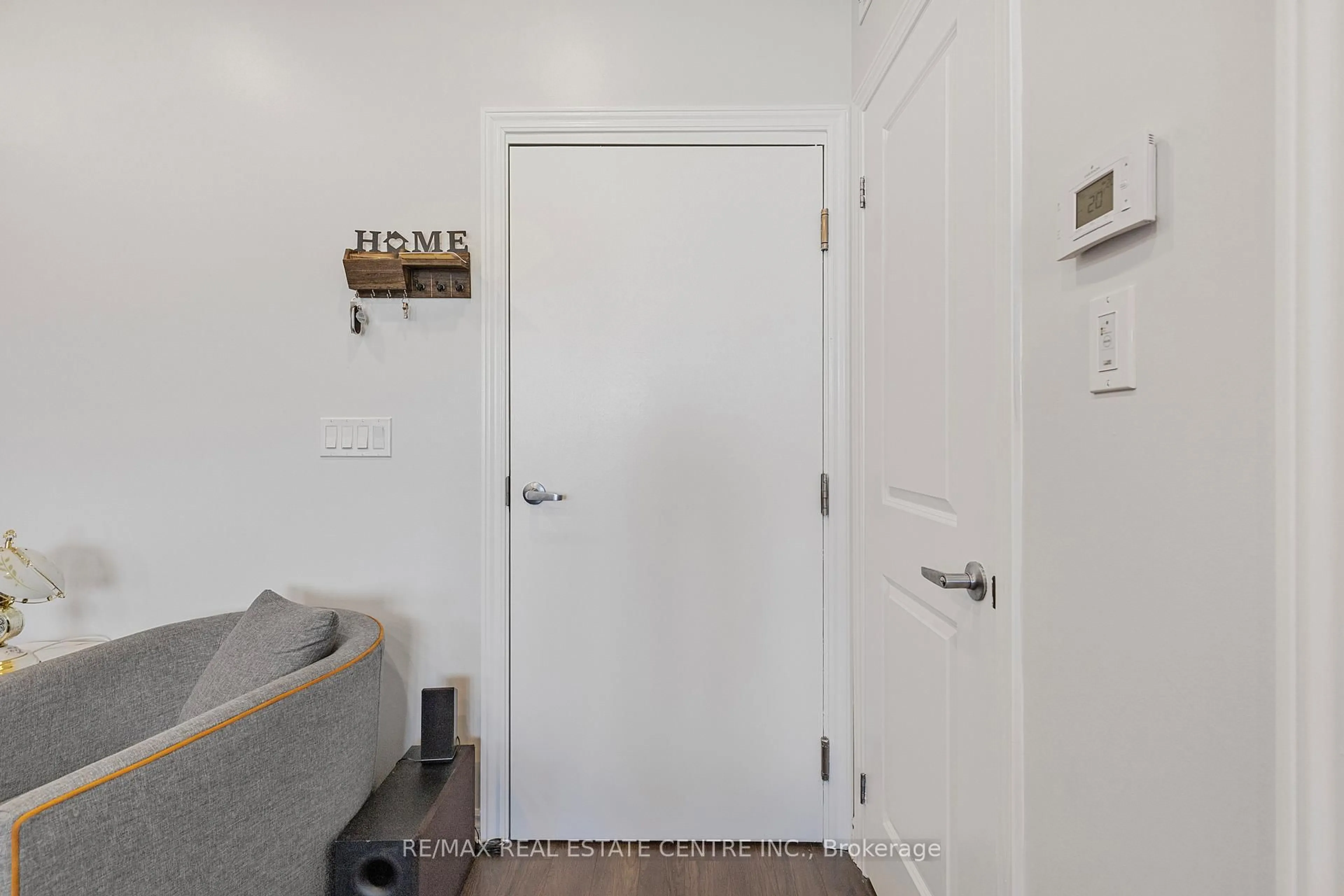 Indoor entryway for 100 Long Branch Ave #27, Toronto Ontario M8W 1N6