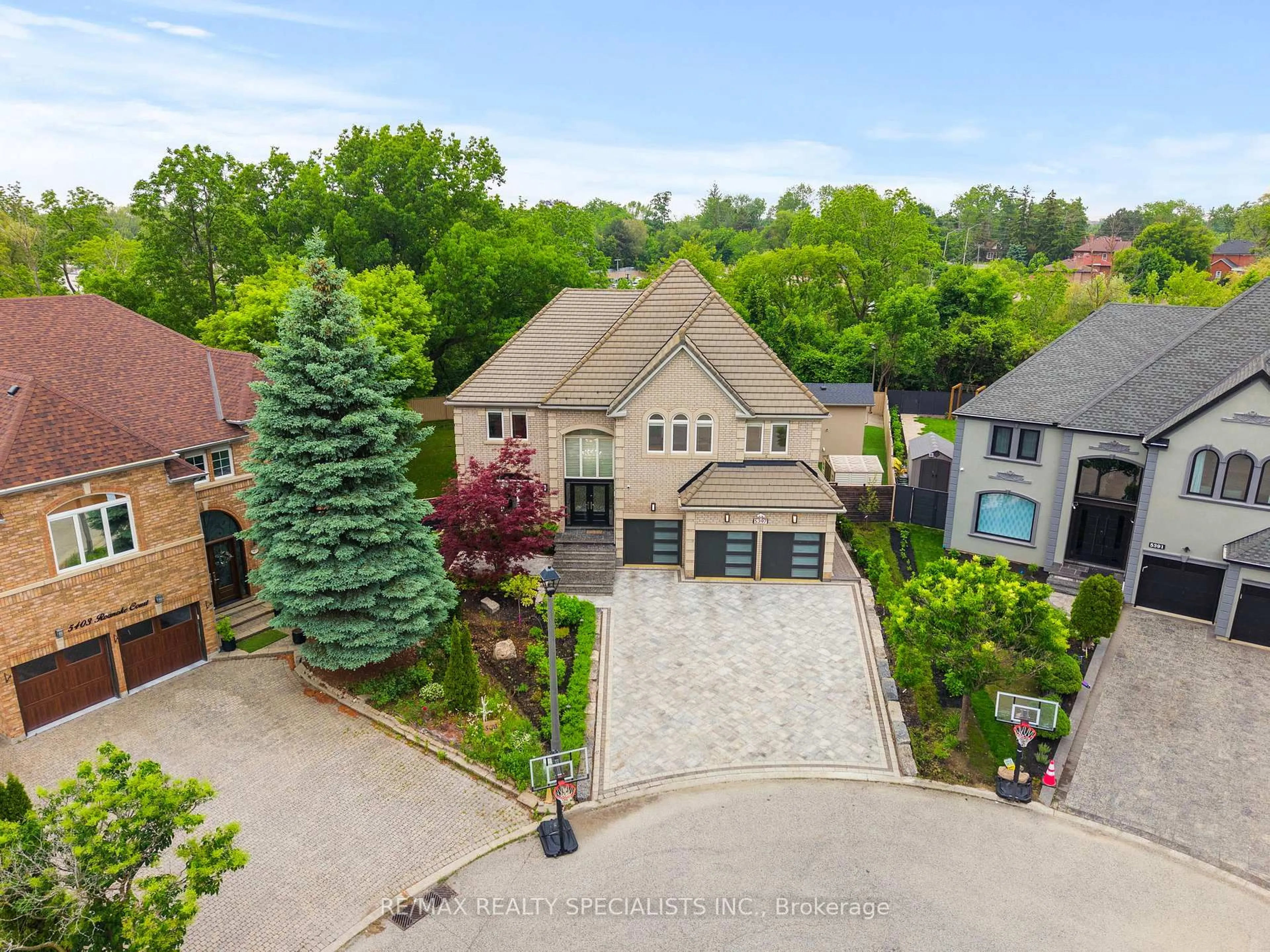 A pic from outside/outdoor area/front of a property/back of a property/a pic from drone, street for 5397 Roanoke Crt, Mississauga Ontario L5M 5H9