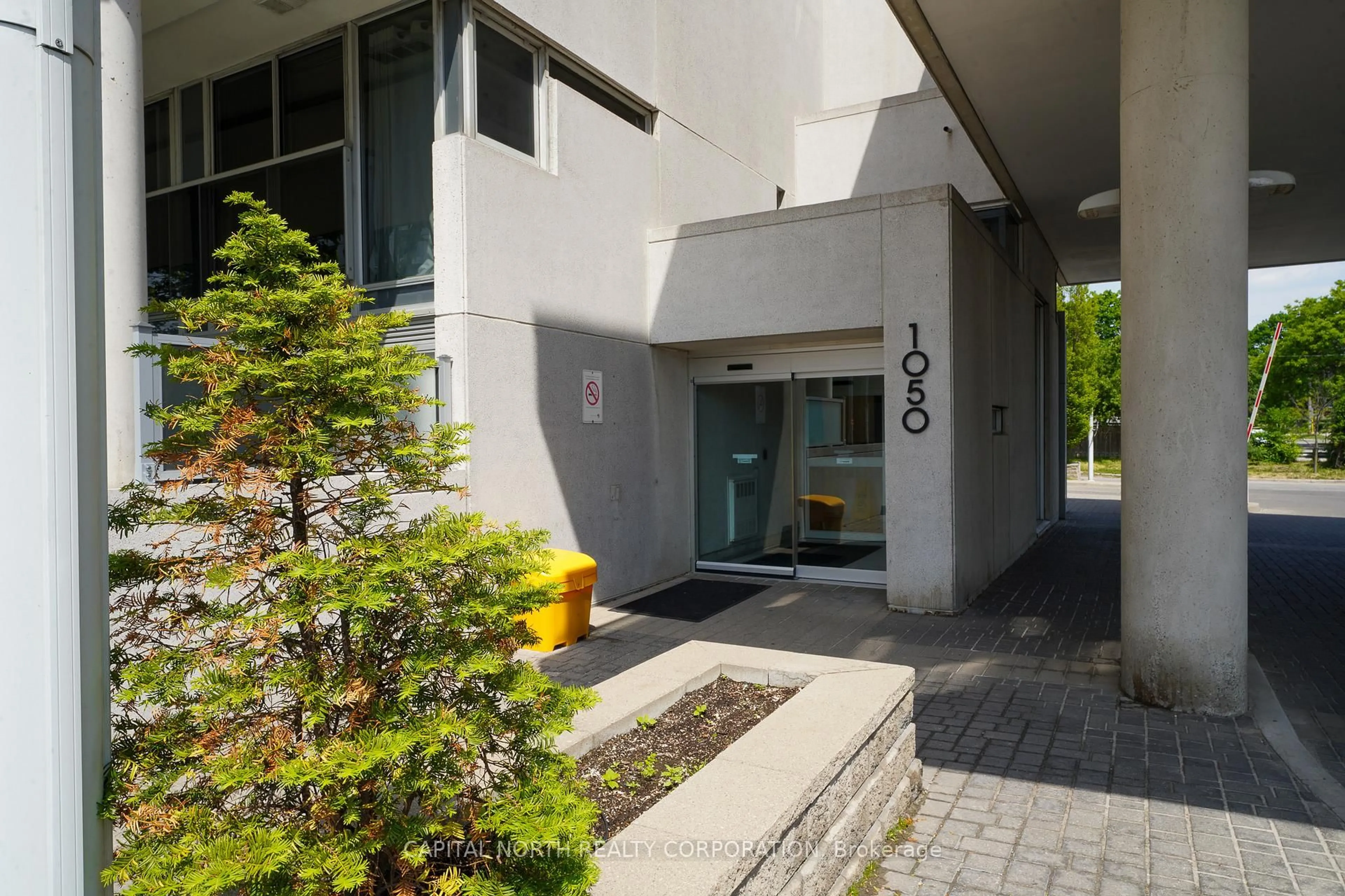 Indoor foyer for 1050 The Queensway #207, Toronto Ontario M8Z 0A8