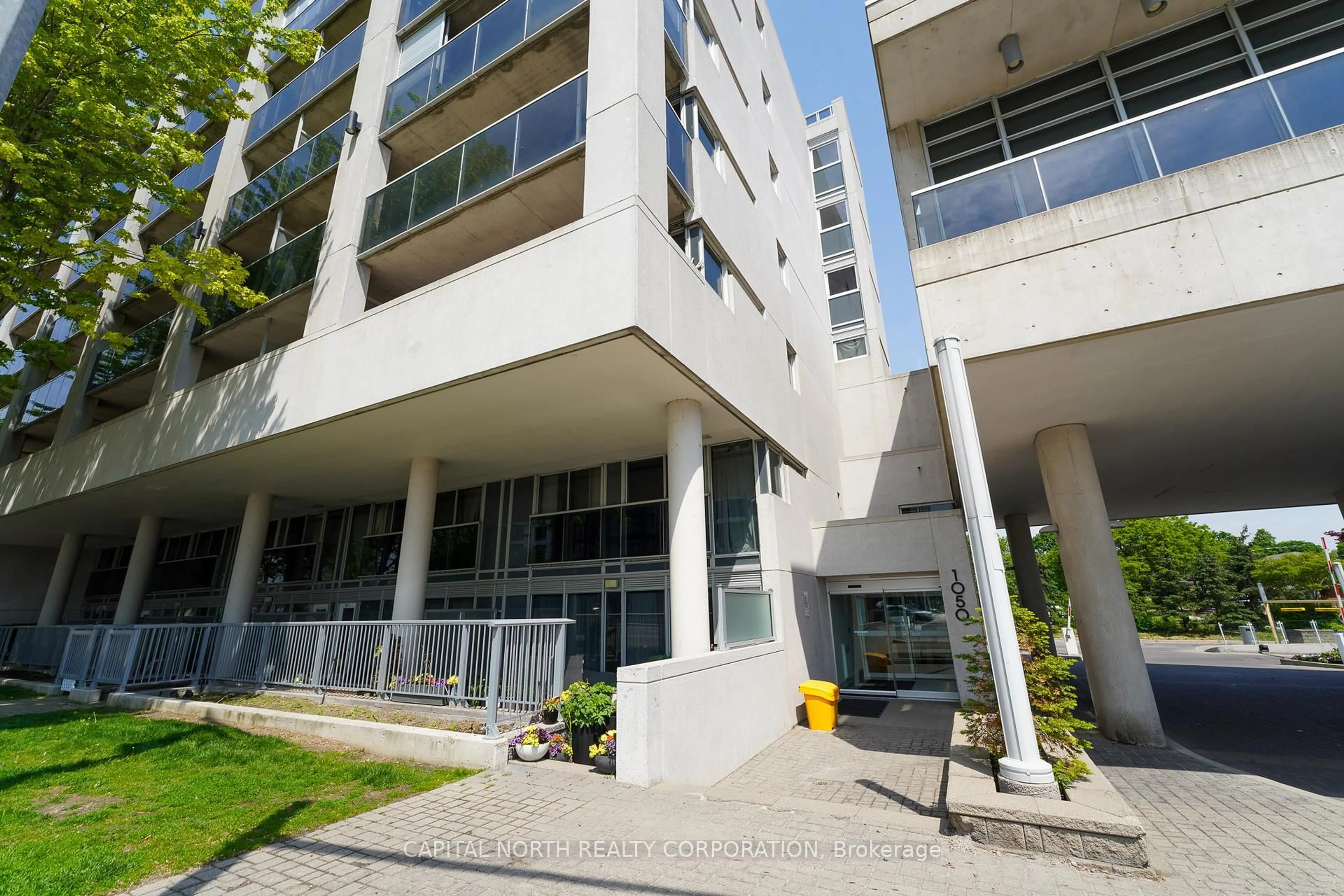 Indoor foyer for 1050 The Queensway #207, Toronto Ontario M8Z 0A8