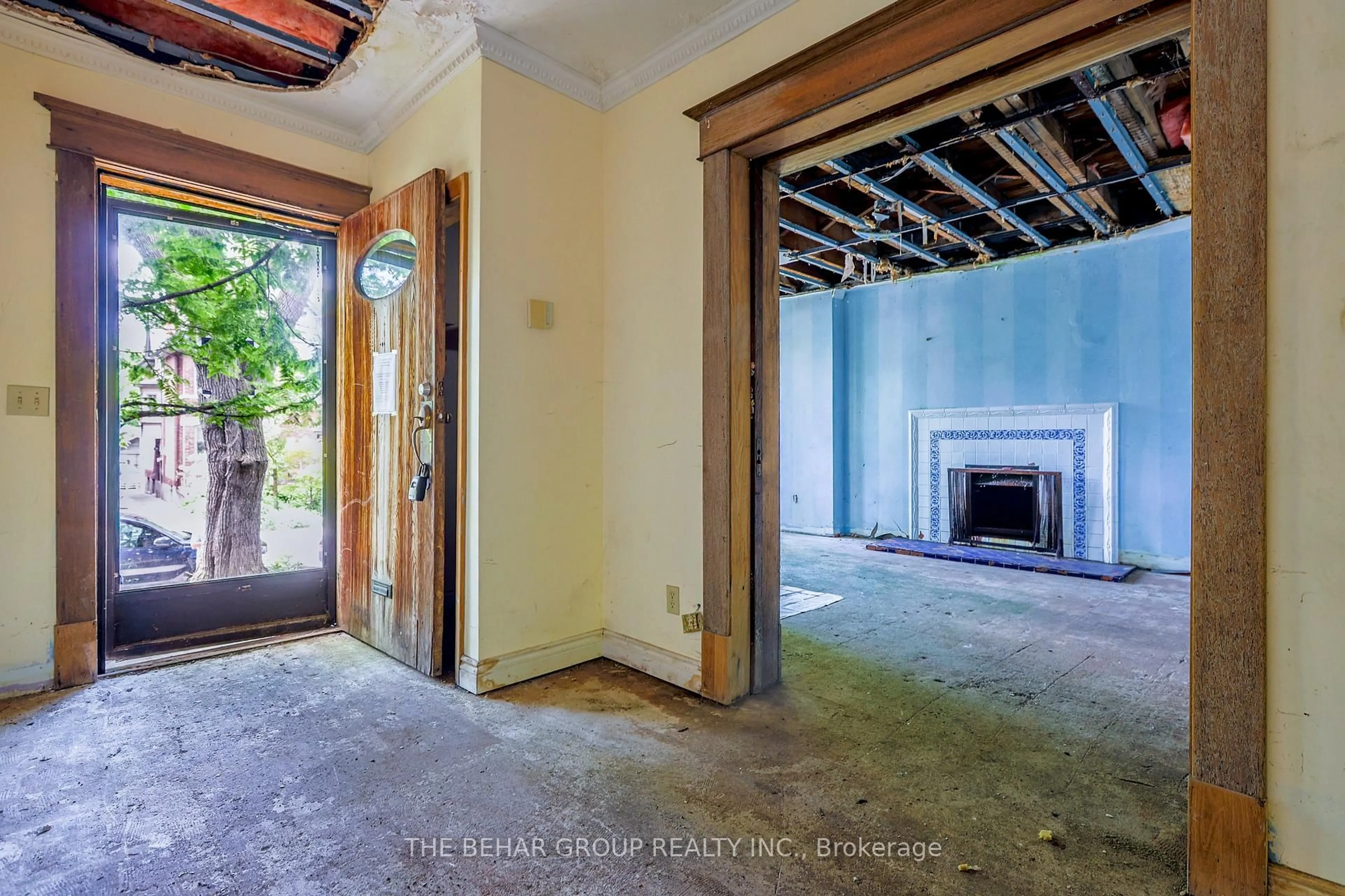 Indoor entryway for 313 Sunnyside Ave, Toronto Ontario M6R 2R3