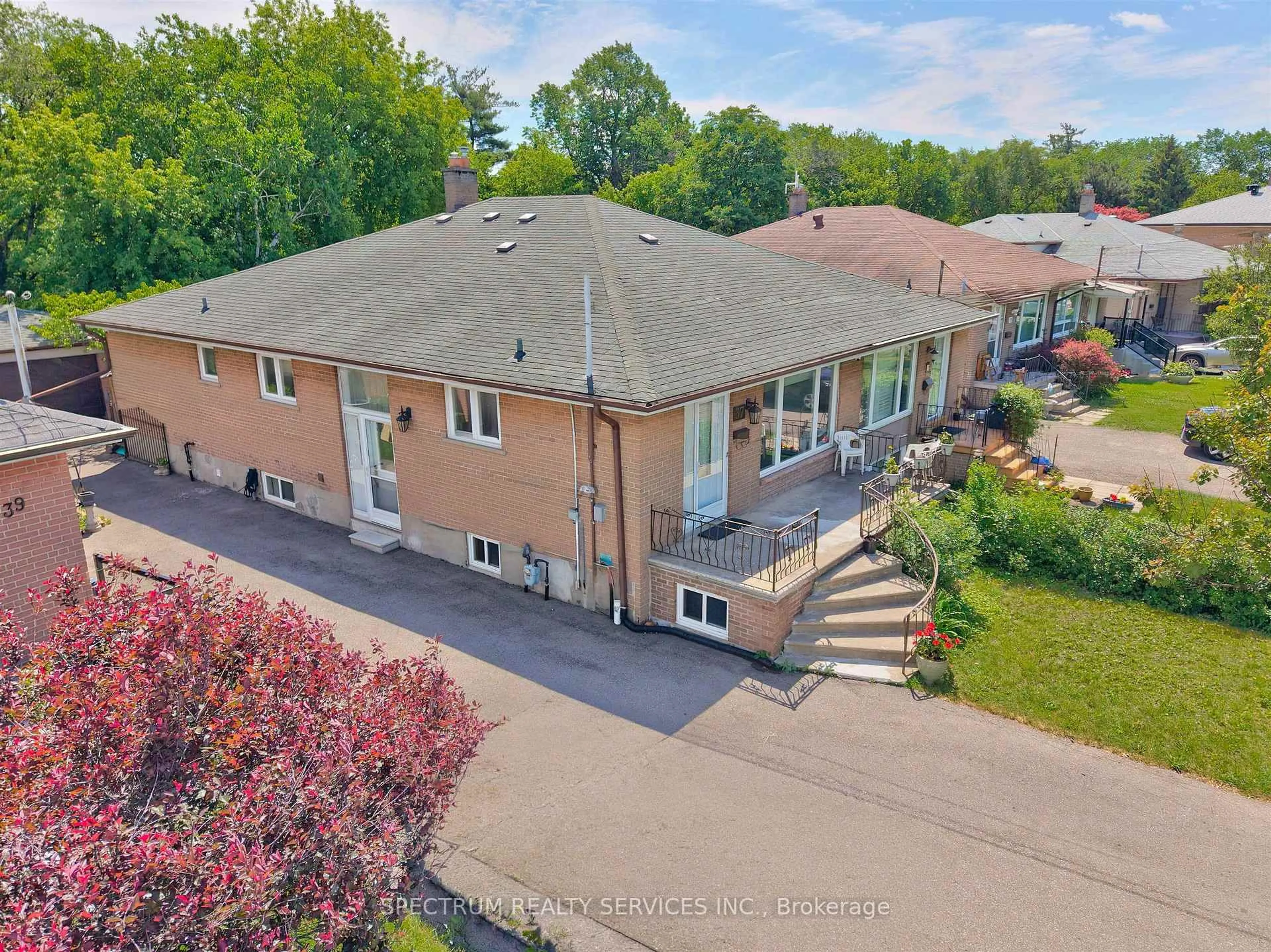 A pic from outside/outdoor area/front of a property/back of a property/a pic from drone, unknown for 37 Newlin Cres, Toronto Ontario M3L 1X5