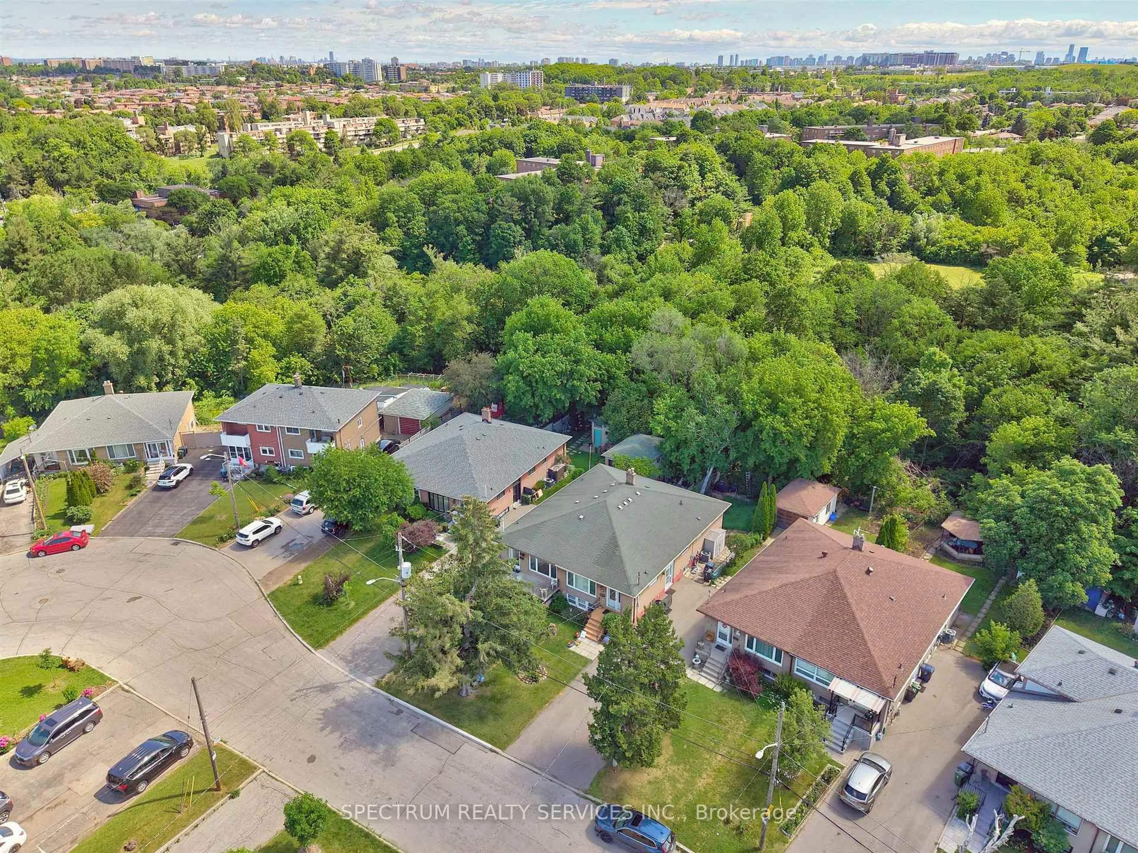 A pic from outside/outdoor area/front of a property/back of a property/a pic from drone, street for 37 Newlin Cres, Toronto Ontario M3L 1X5