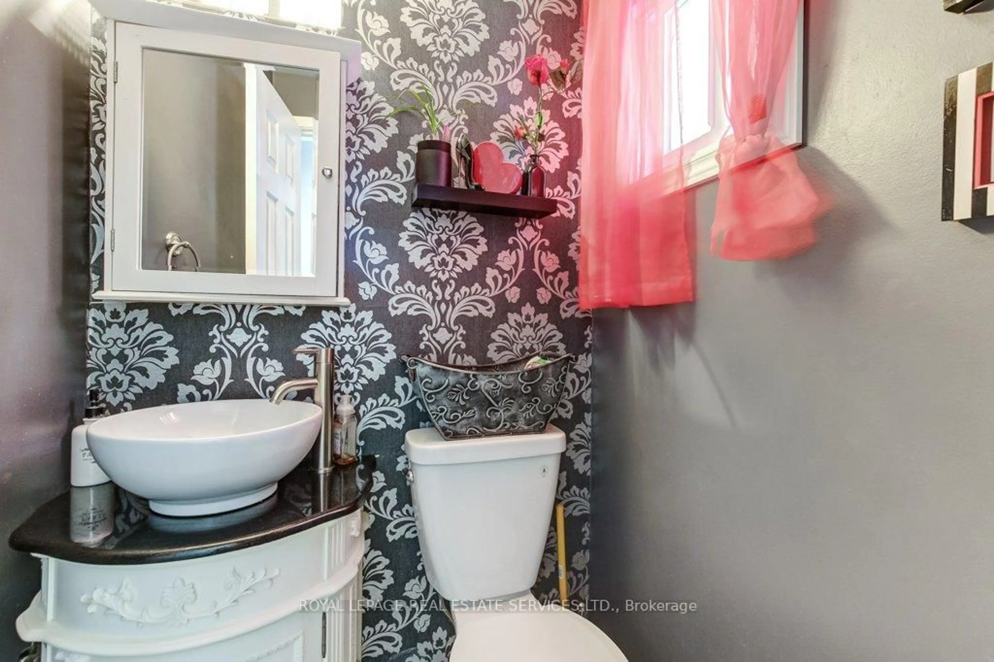 Contemporary bathroom, ceramic/tile floor for 532 Sheraton Rd #34, Burlington Ontario L7L 4B2