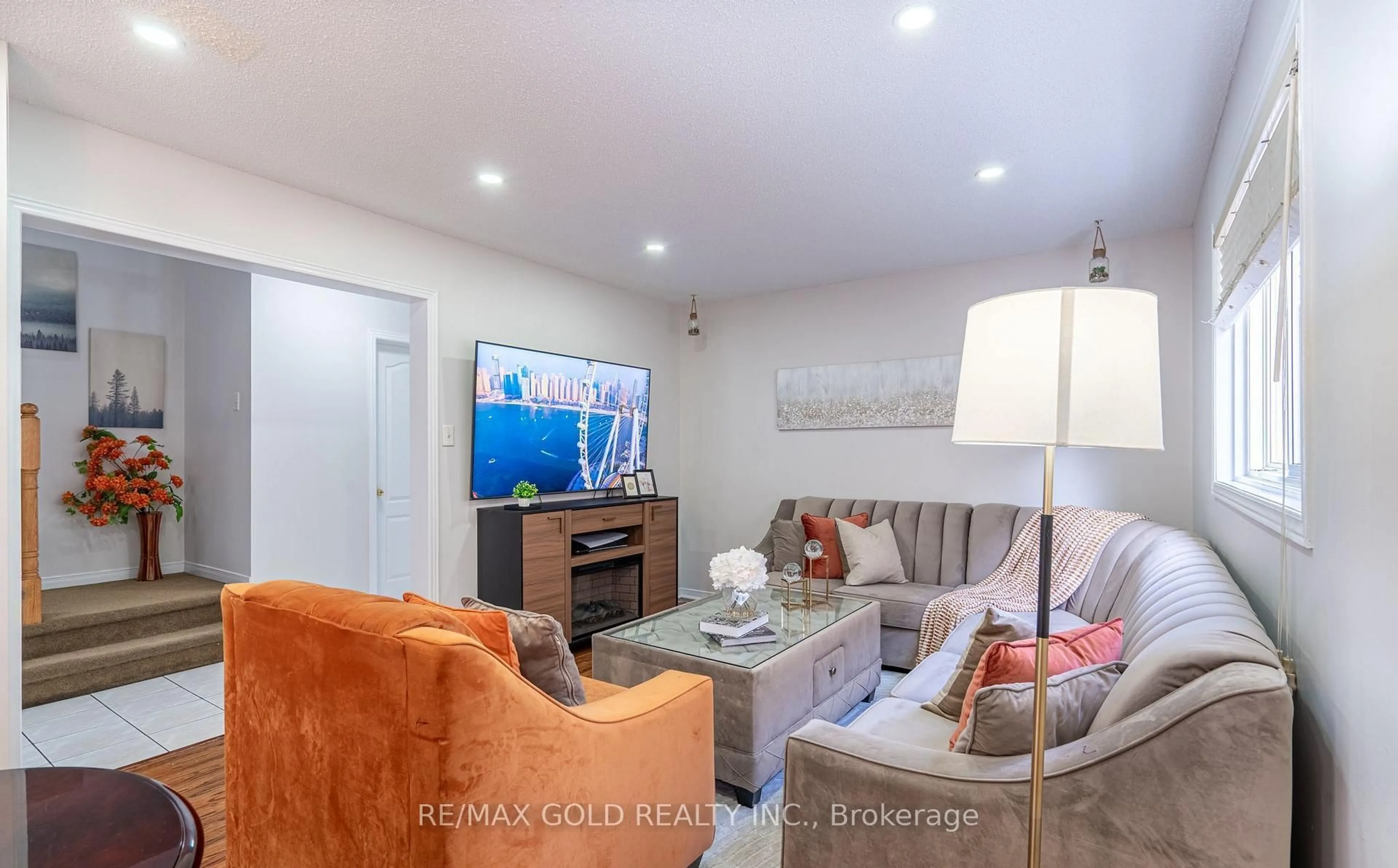Living room with furniture, unknown for 94 Bighorn Cres, Brampton Ontario L6R 1G7