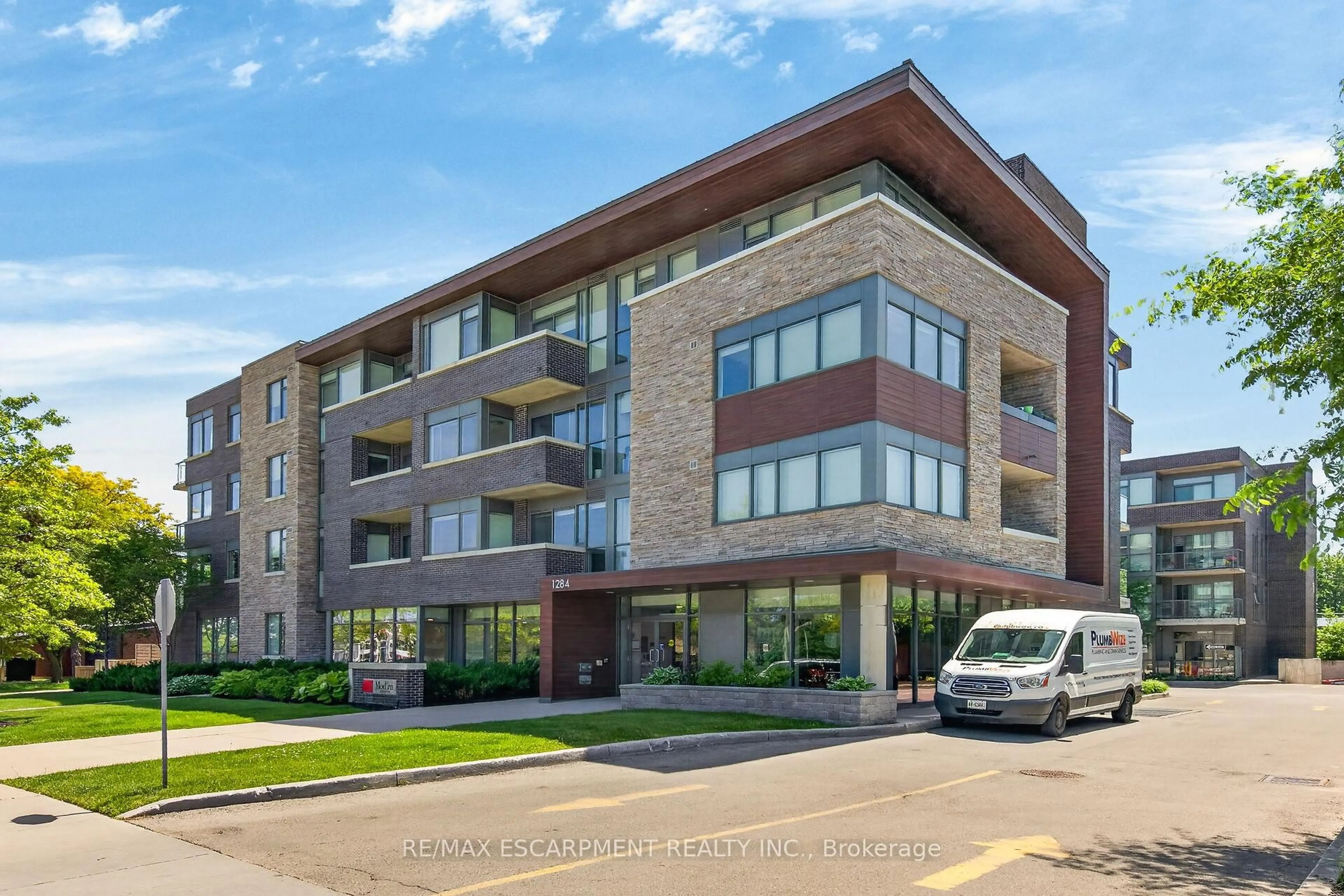 Home with brick exterior material, building for 1284 Guelph Line #214, Burlington Ontario L7P 0T9