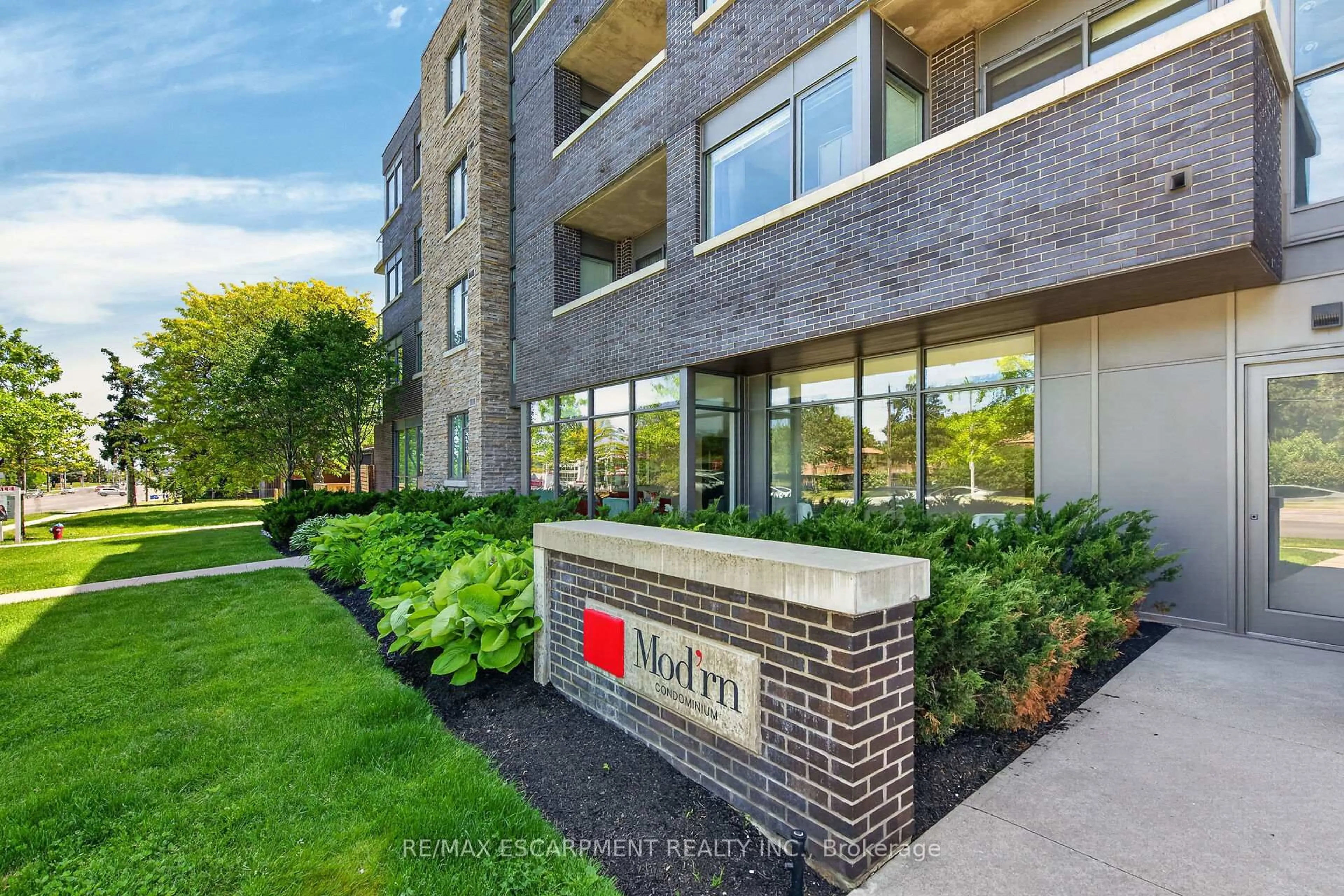 Patio, building for 1284 Guelph Line #214, Burlington Ontario L7P 0T9