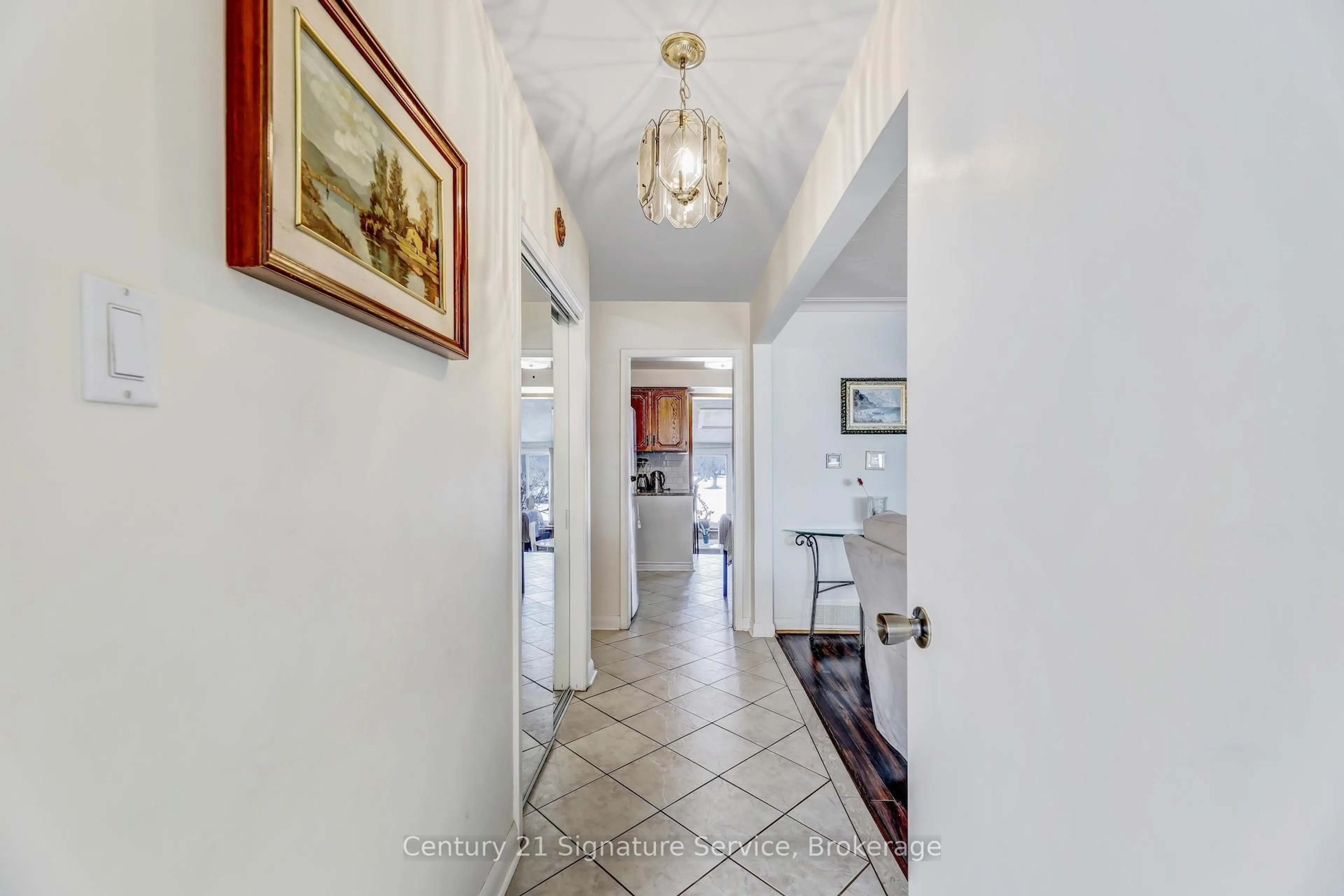 Indoor foyer for 8026 Mayfield Rd, Caledon Ontario L7E 0W2