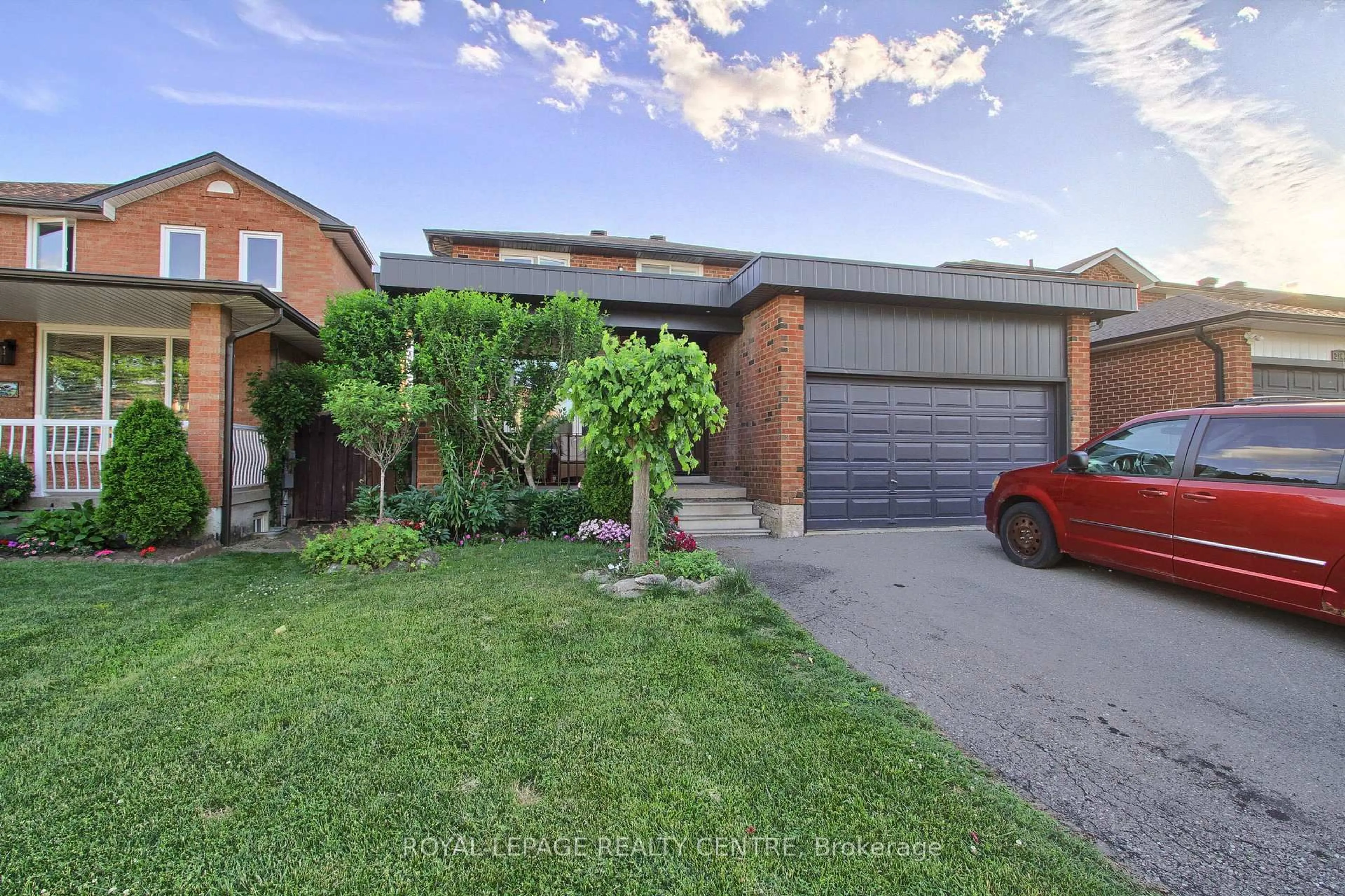 Home with brick exterior material, street for 3102 Nawbrook Rd, Mississauga Ontario L4X 2V5