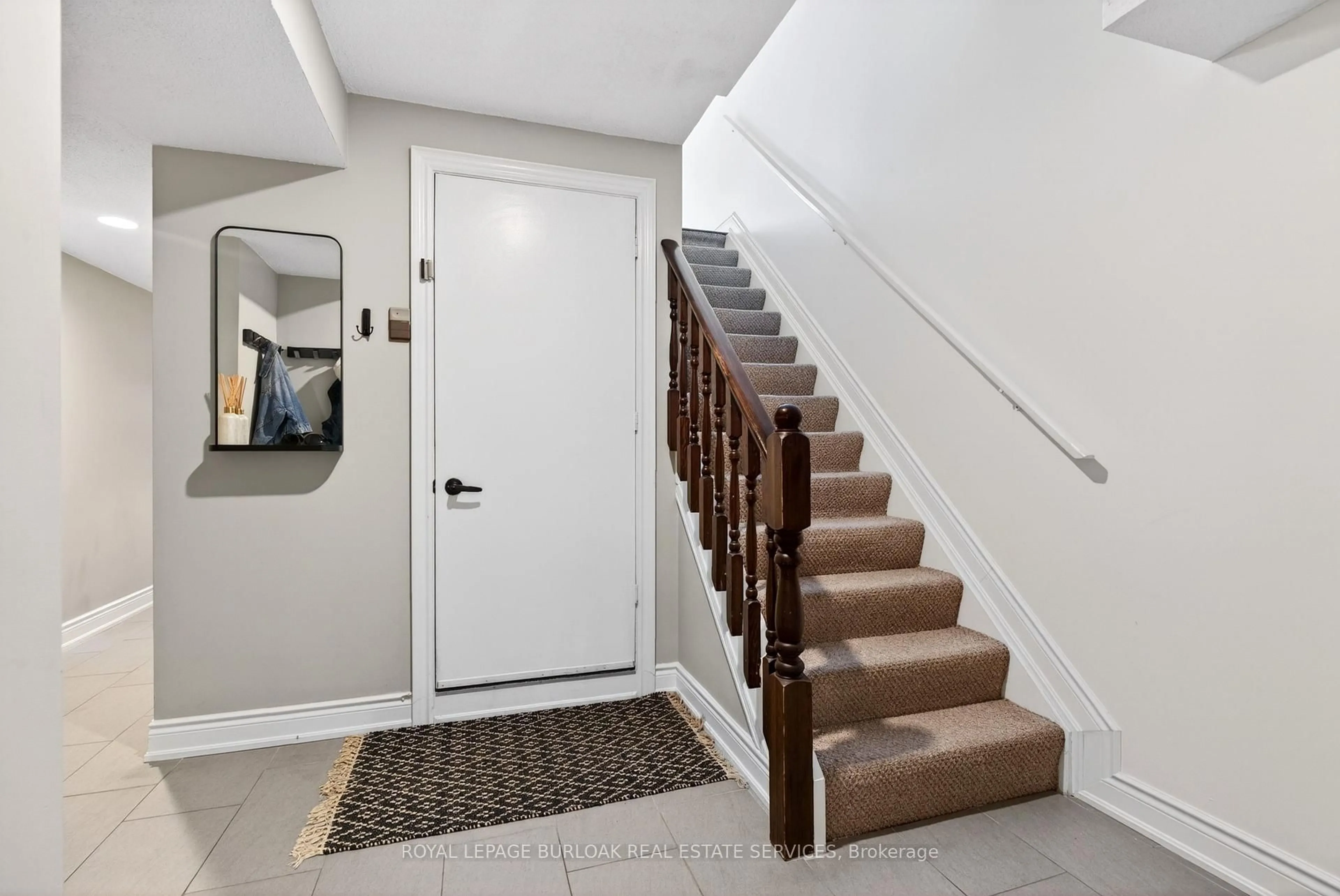 Indoor entryway for 895 Maple Ave #202, Burlington Ontario L7S 2H7