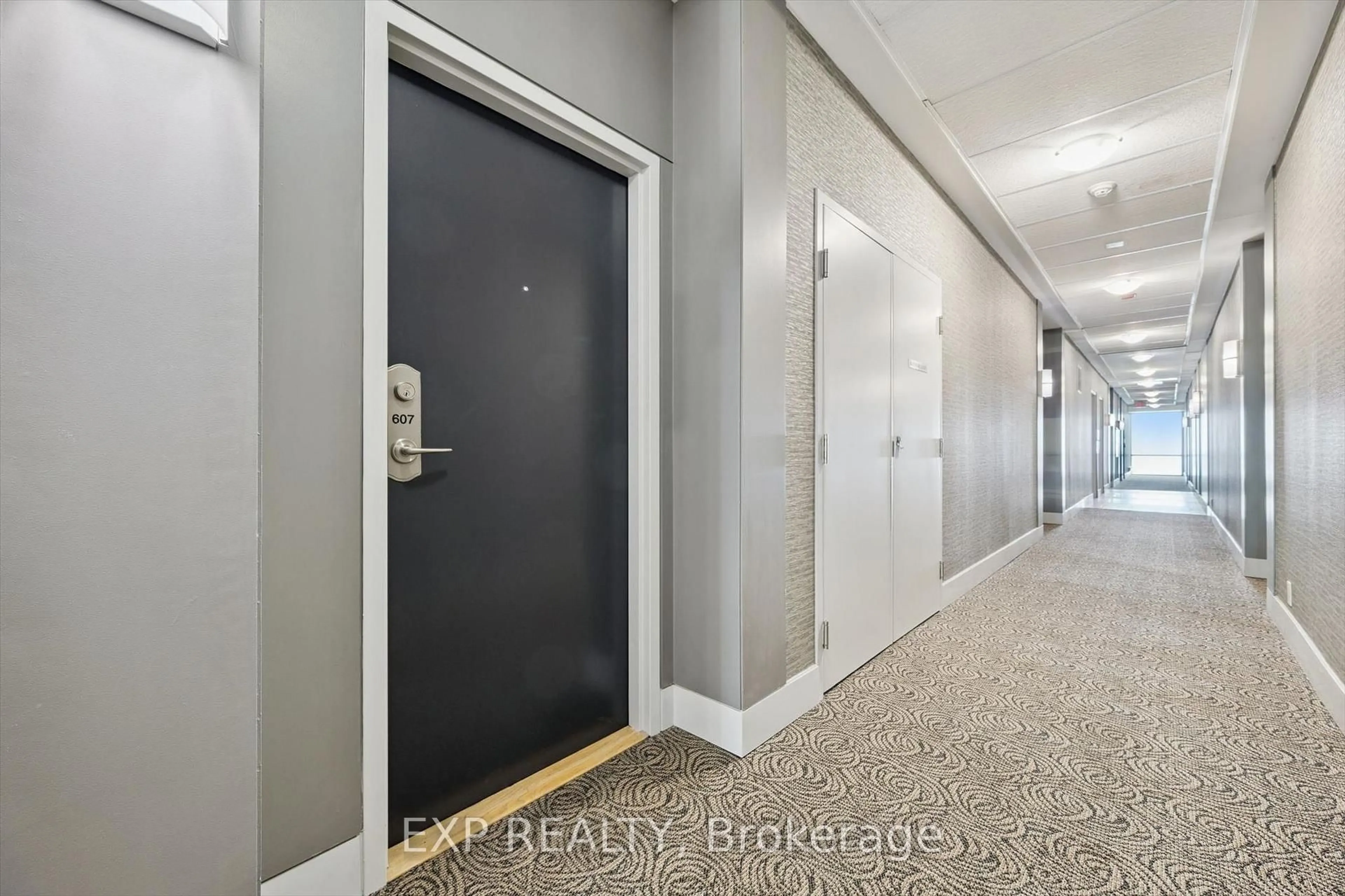 Indoor entryway for 70 Port St #607, Mississauga Ontario L5G 4V8