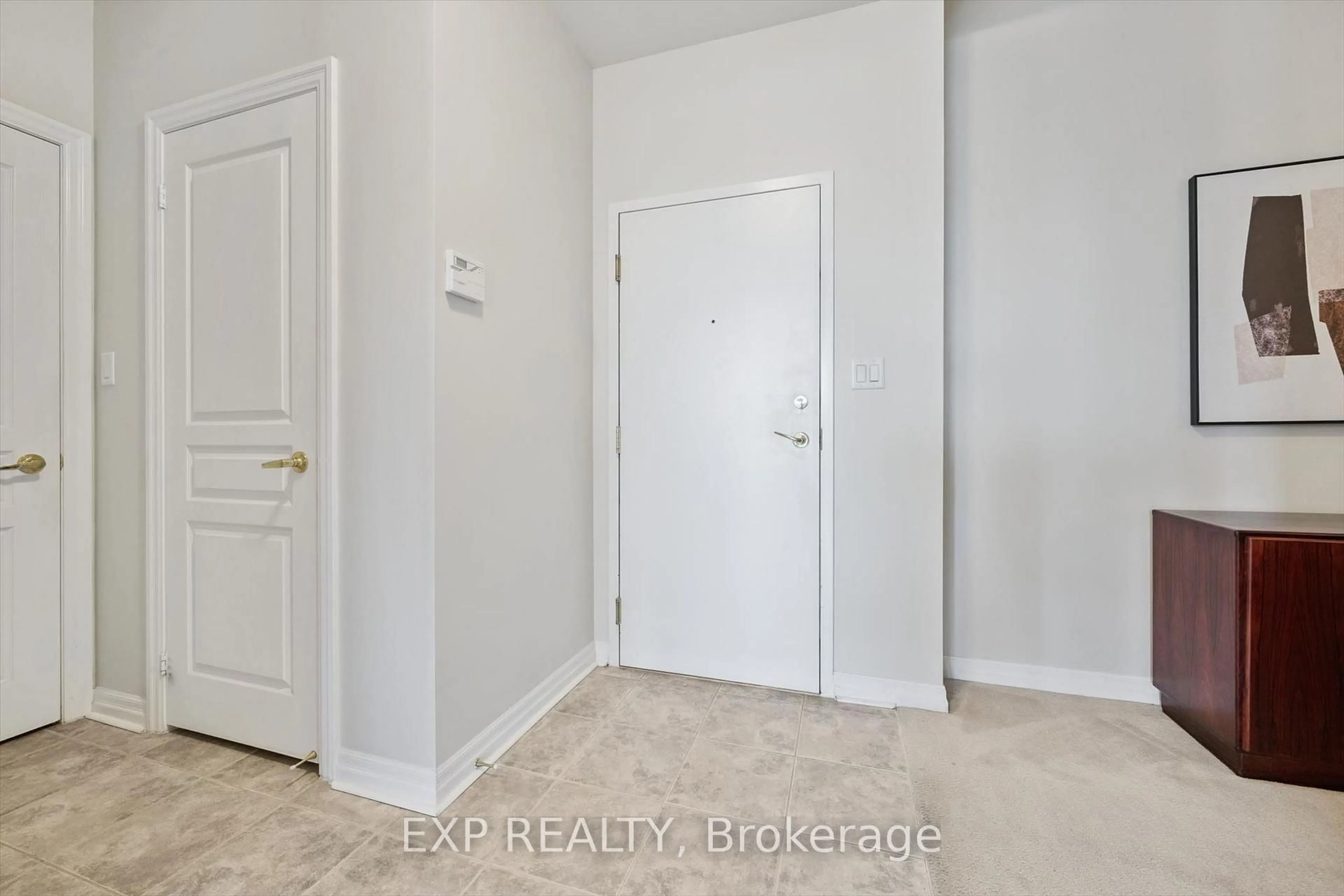Indoor entryway for 70 Port St #607, Mississauga Ontario L5G 4V8