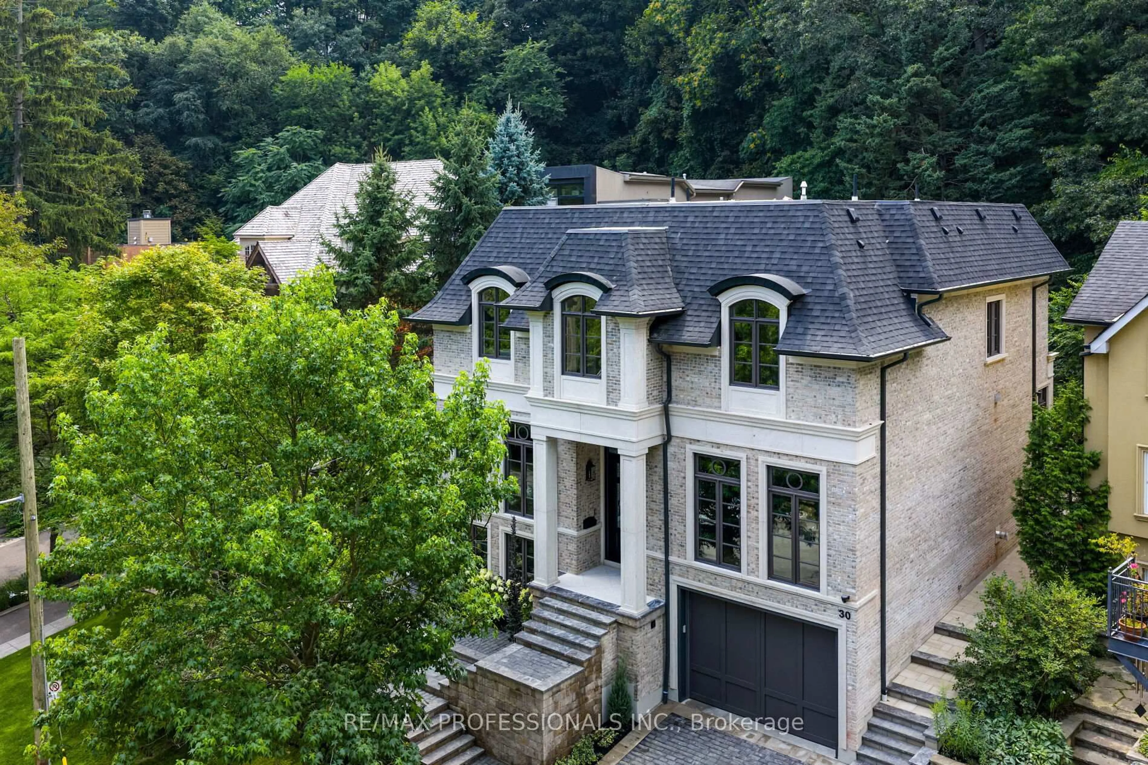 A pic from outside/outdoor area/front of a property/back of a property/a pic from drone, unknown for 30 Dacre Cres, Toronto Ontario M6S 2W1