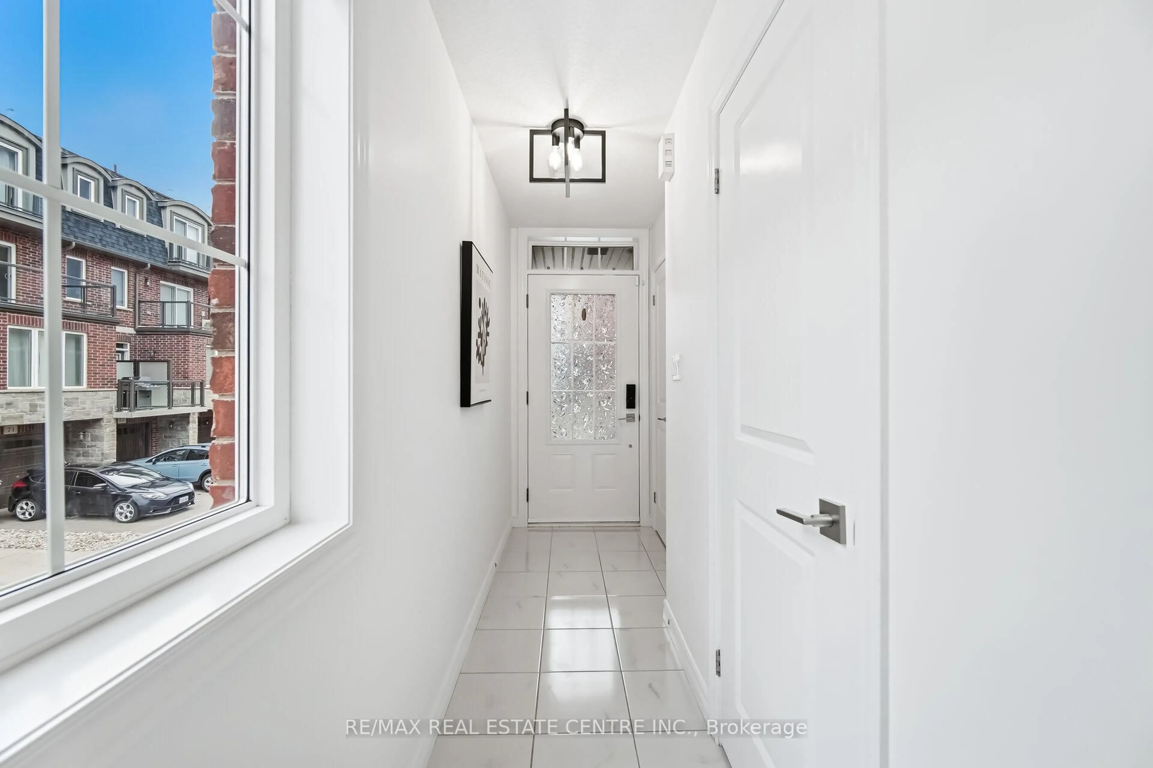 Indoor entryway for 445 Ontario St #133, Milton Ontario L9T 9K5