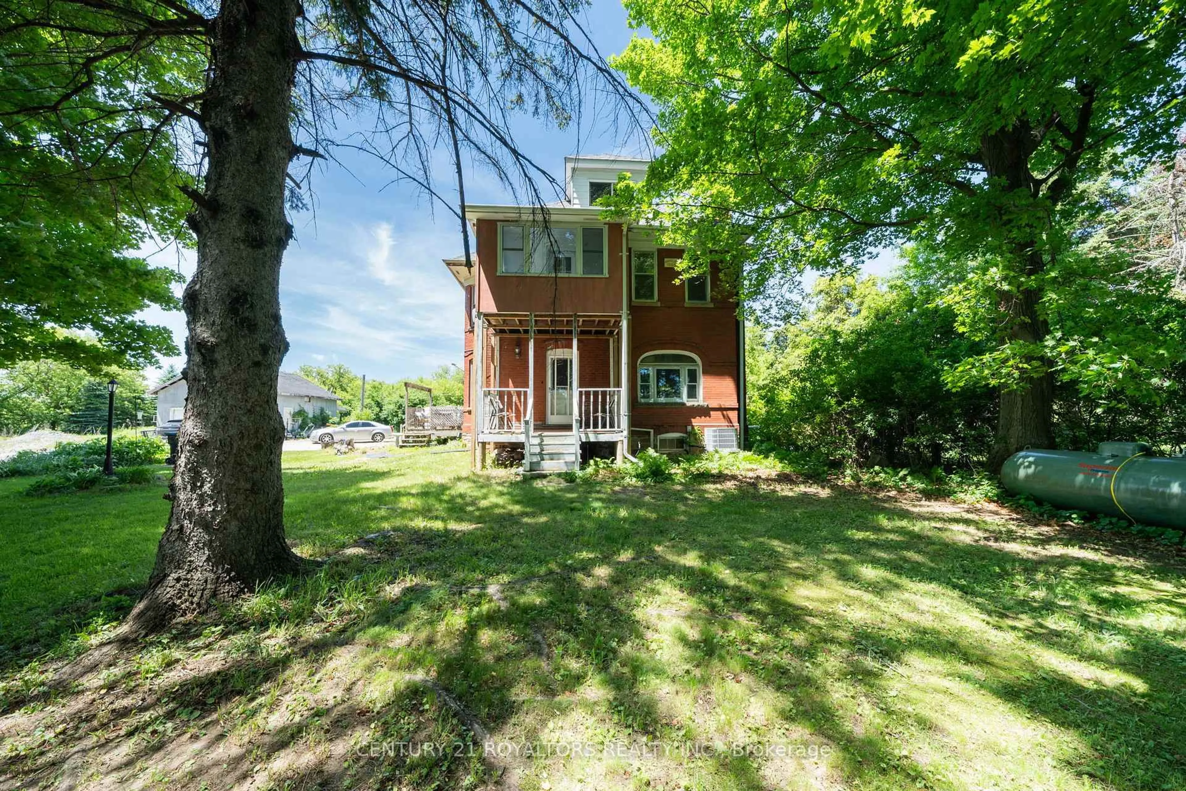 A pic from outside/outdoor area/front of a property/back of a property/a pic from drone, unknown for 5112 King St, Caledon Ontario L7C 0R8