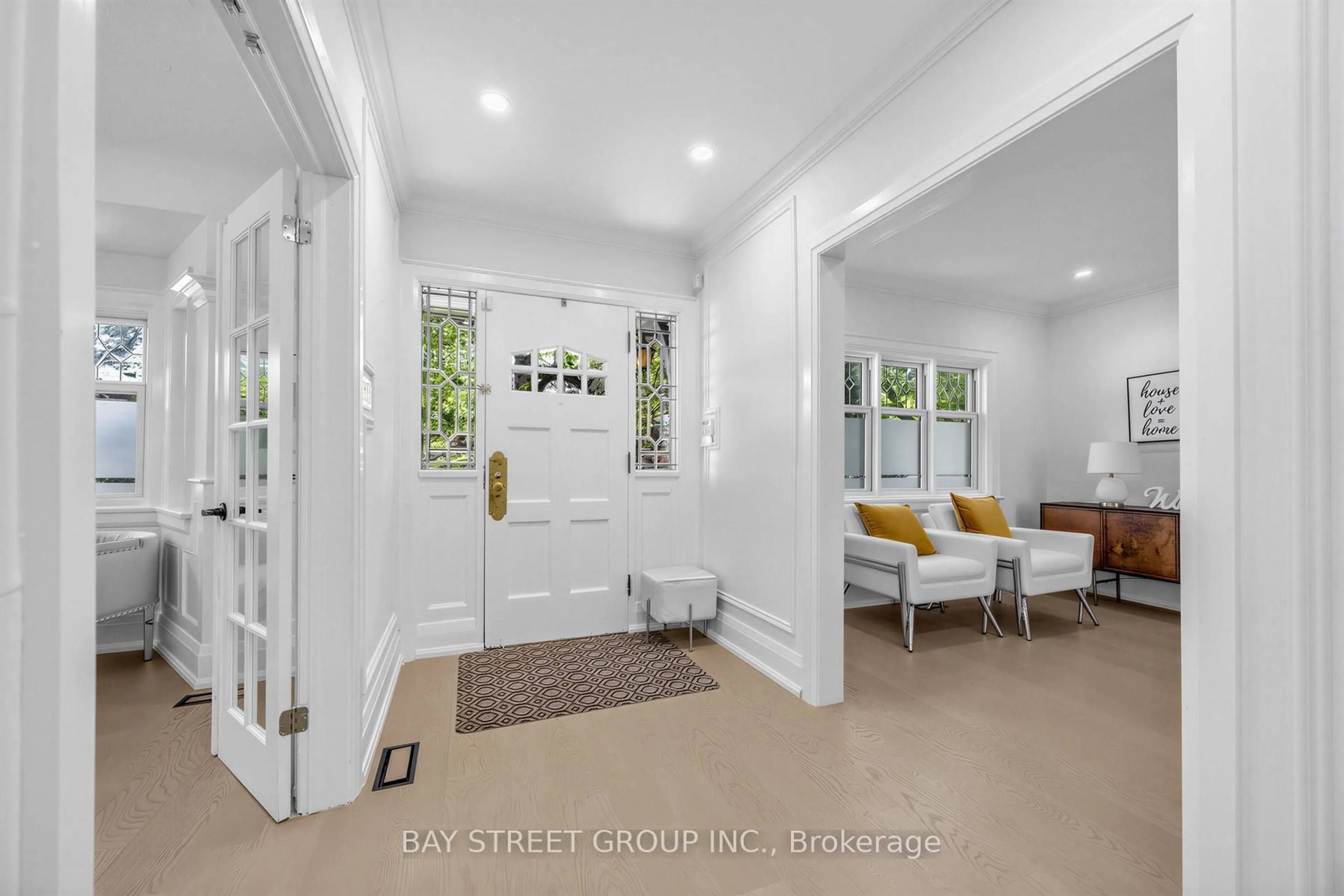 Indoor entryway for 136 Humbercrest Blvd, Toronto Ontario M6S 4L3