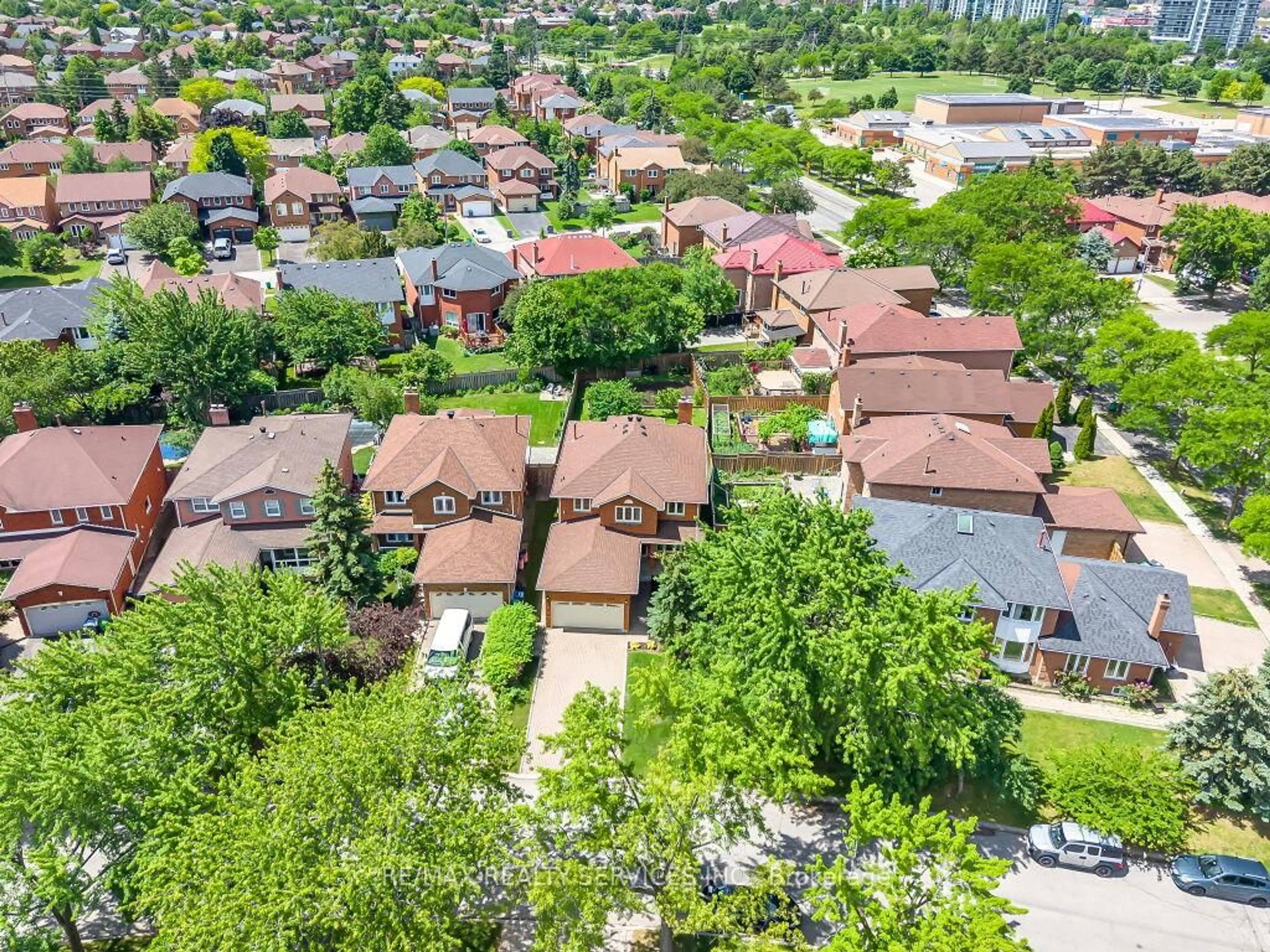A pic from outside/outdoor area/front of a property/back of a property/a pic from drone, street for 4510 Radisson Cres, Mississauga Ontario L5M 4C6