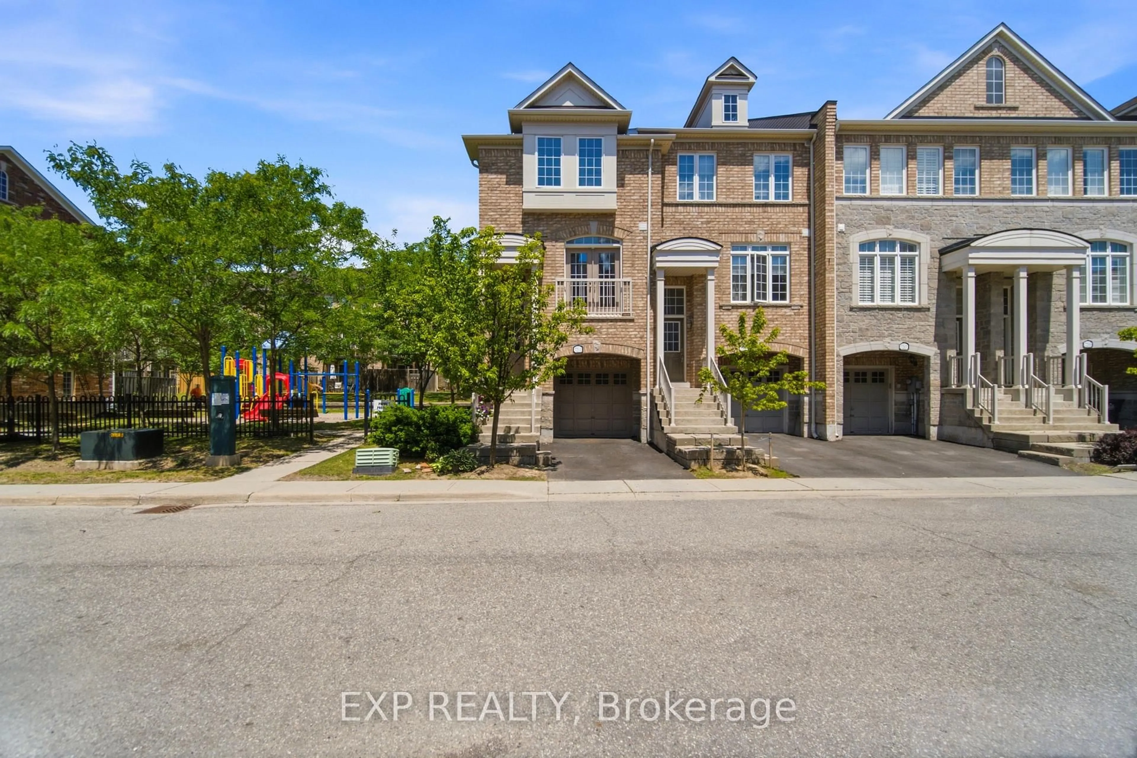 A pic from outside/outdoor area/front of a property/back of a property/a pic from drone, street for 7211 Triumph Lane, Mississauga Ontario L5N 0C5