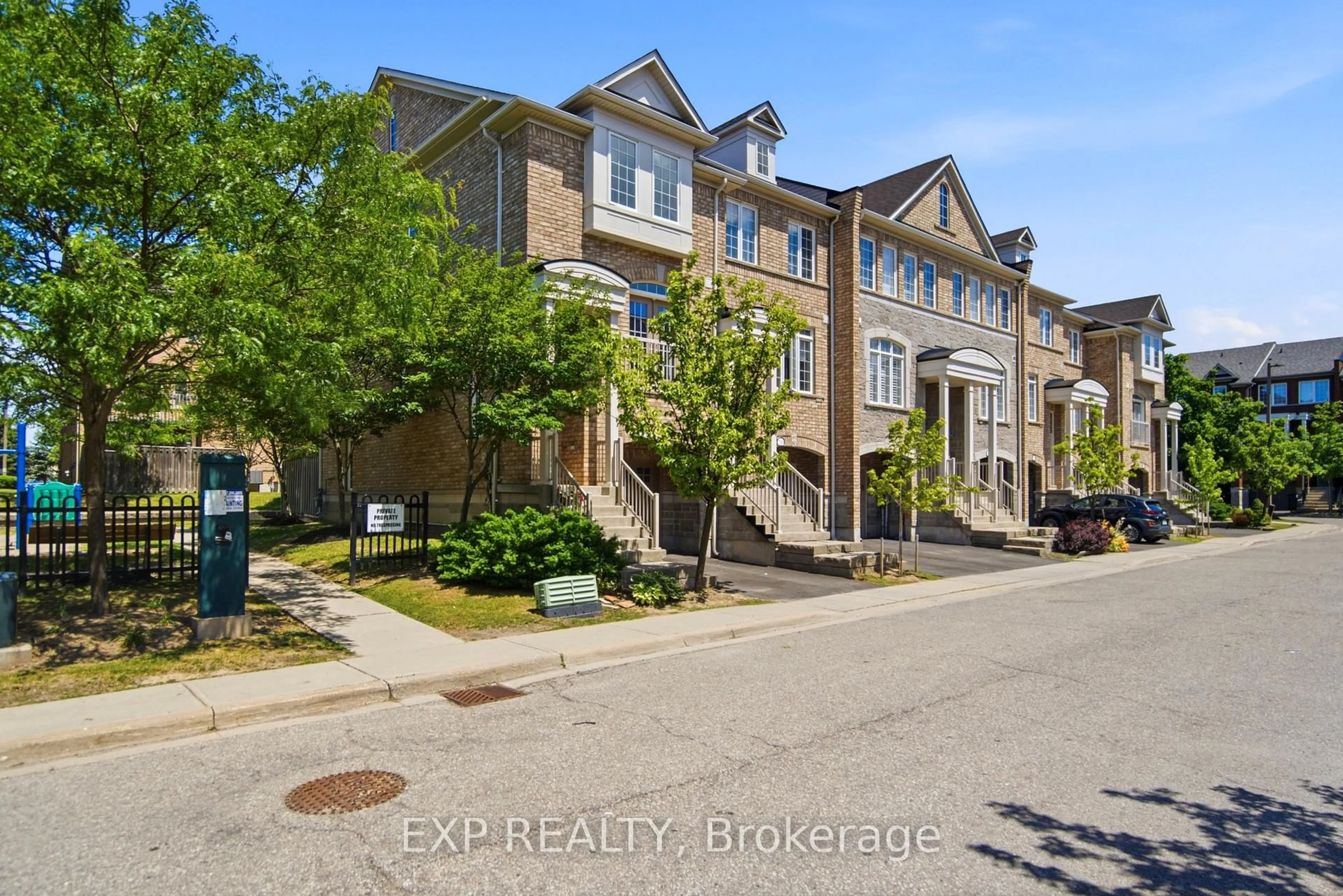 A pic from outside/outdoor area/front of a property/back of a property/a pic from drone, street for 7211 Triumph Lane, Mississauga Ontario L5N 0C5