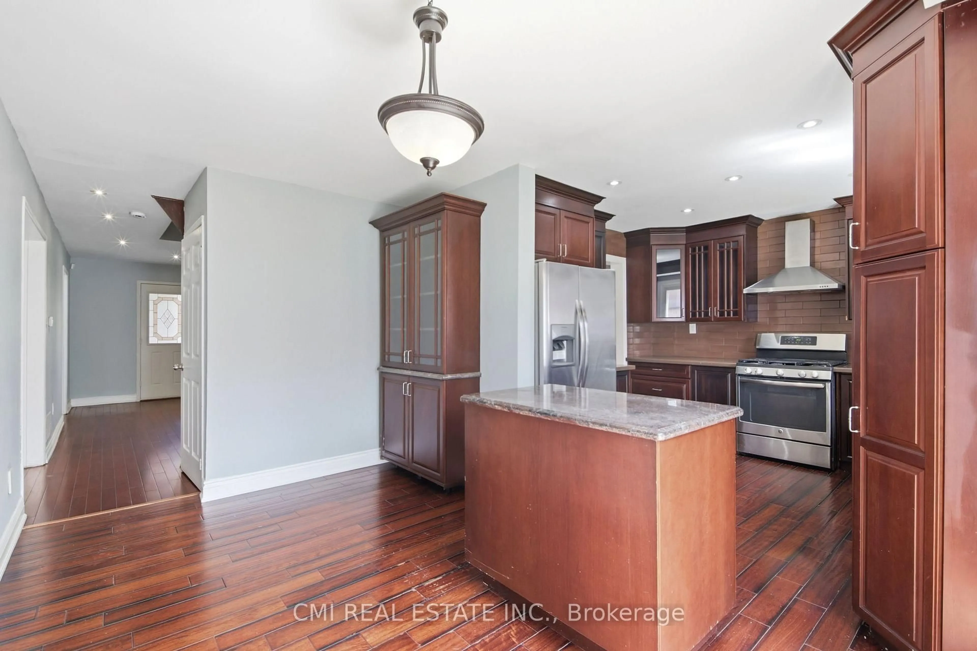 Open concept kitchen, unknown for 31 Castlehill Rd, Brampton Ontario L6X 4E3