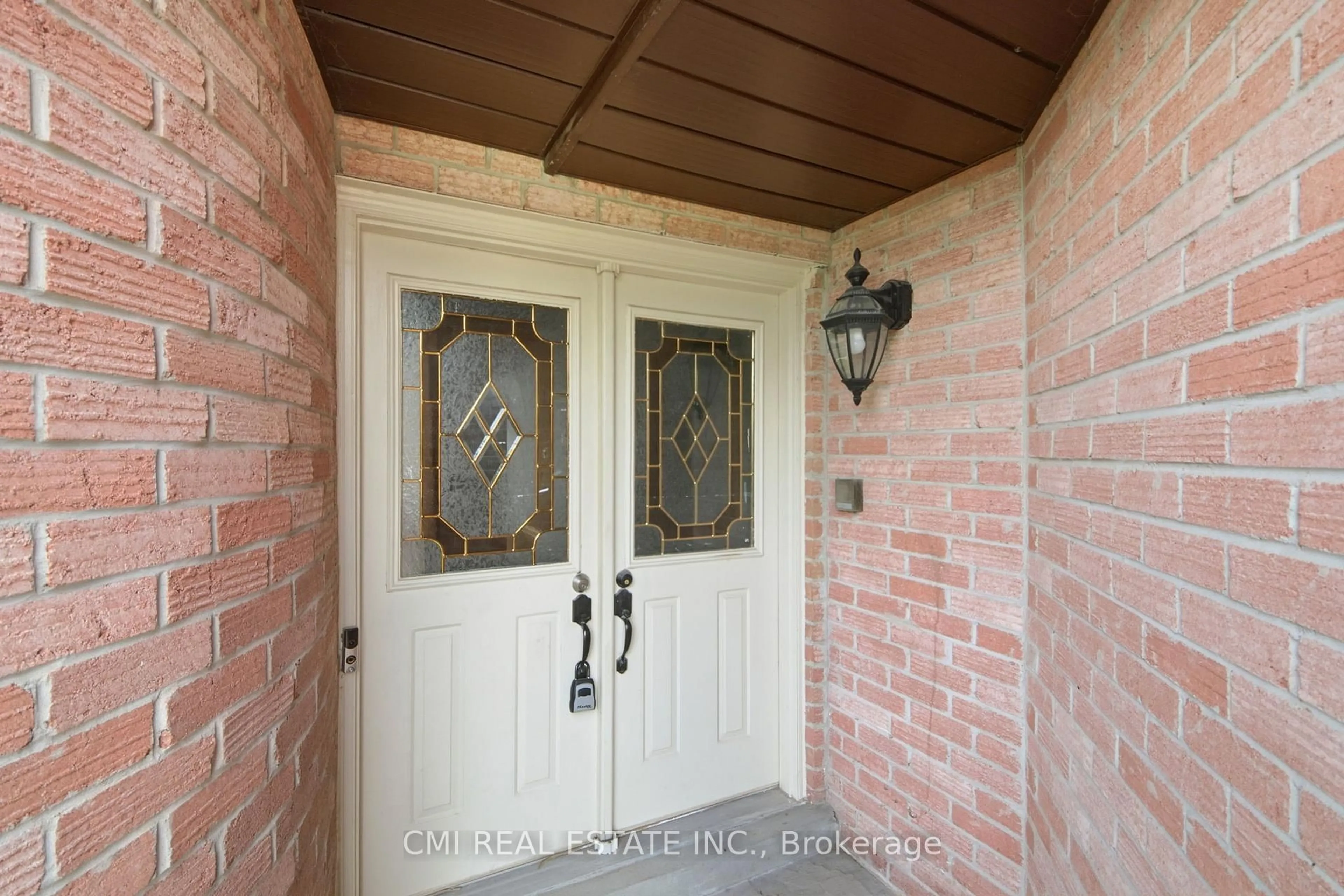 Indoor entryway for 31 Castlehill Rd, Brampton Ontario L6X 4E3