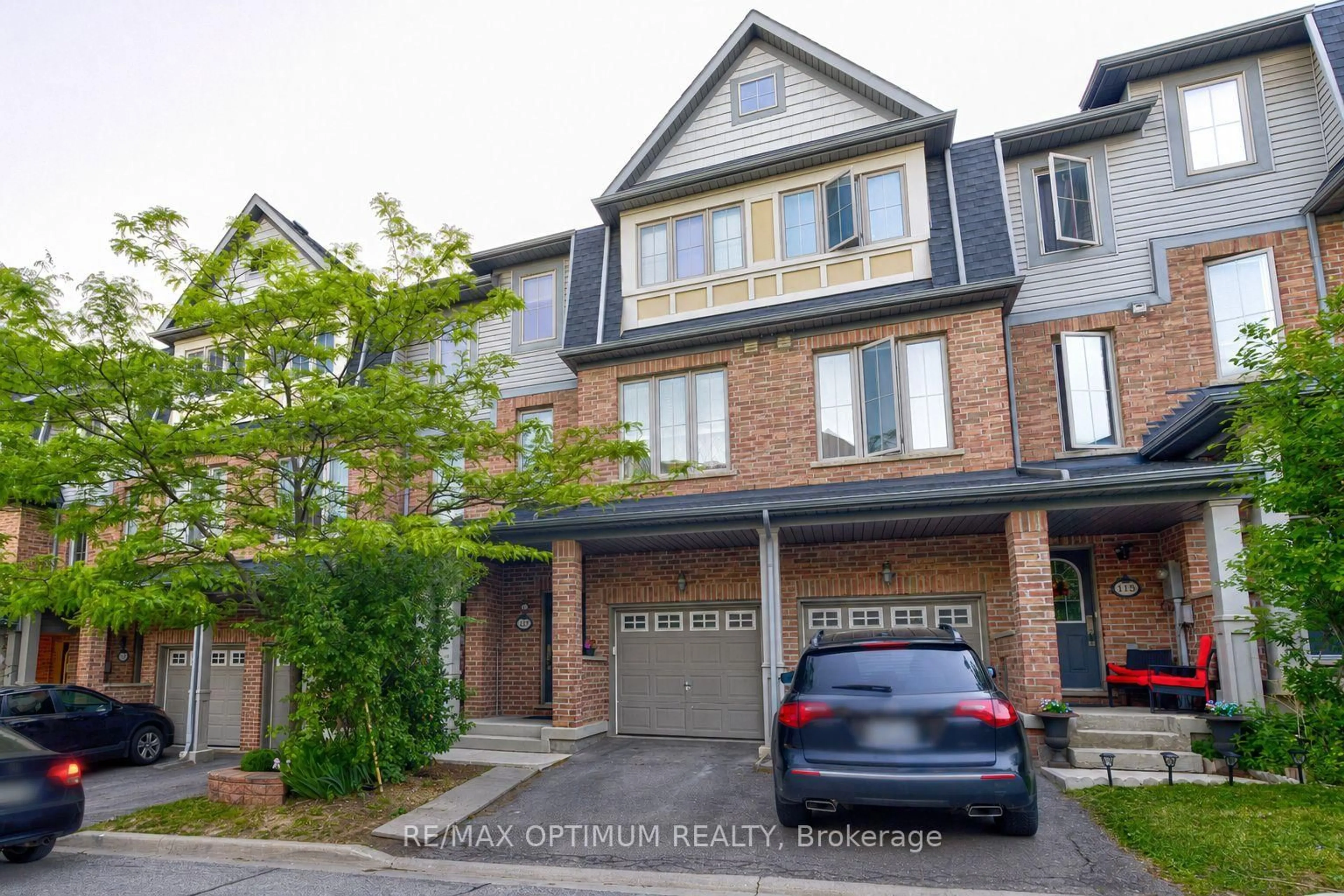 A pic from outside/outdoor area/front of a property/back of a property/a pic from drone, street for 117 Cedar Lake Cres, Brampton Ontario L6Y 0R1