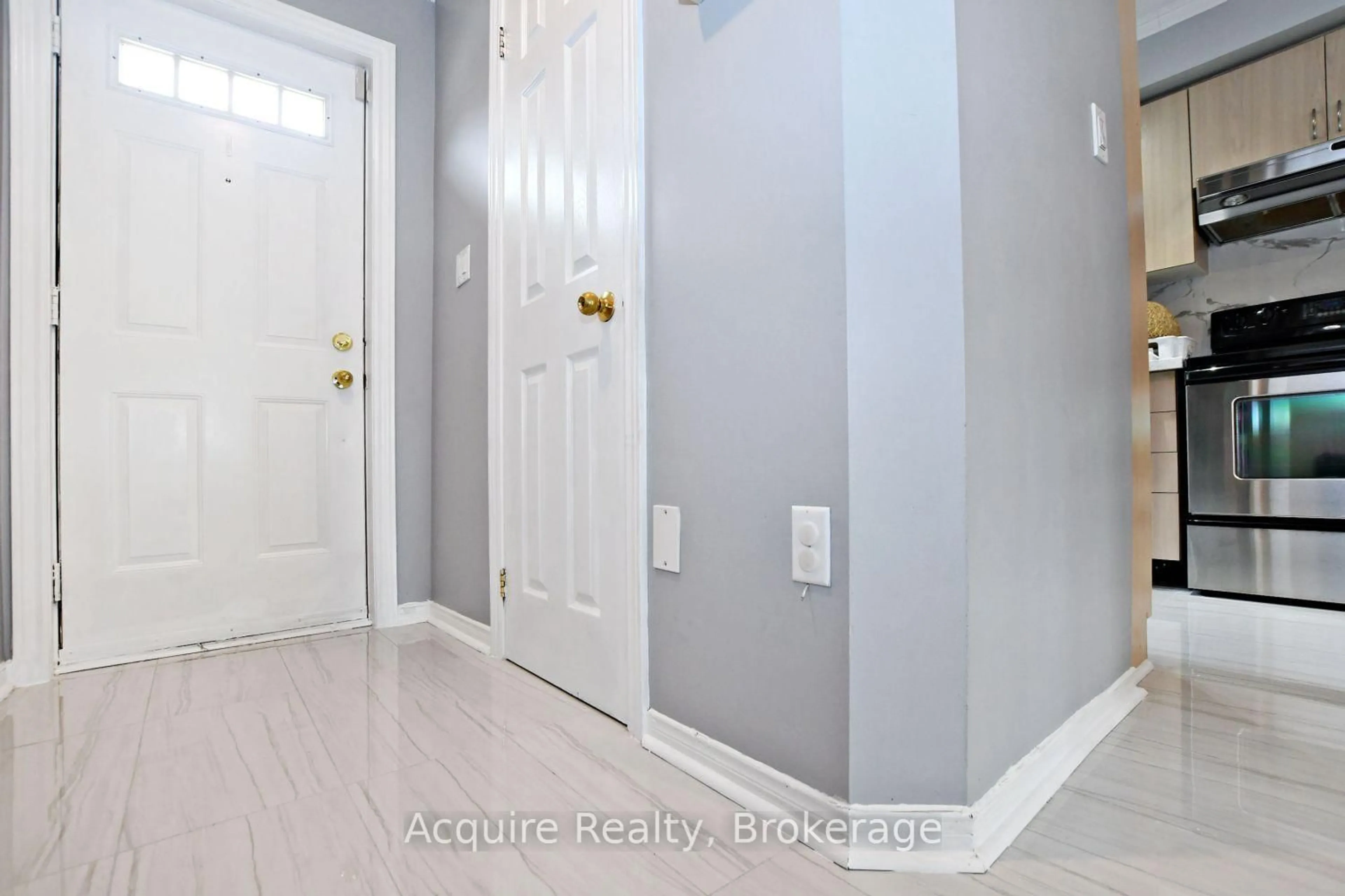 Indoor entryway for 80 Strathaven Dr #22, Mississauga Ontario L5R 3V9