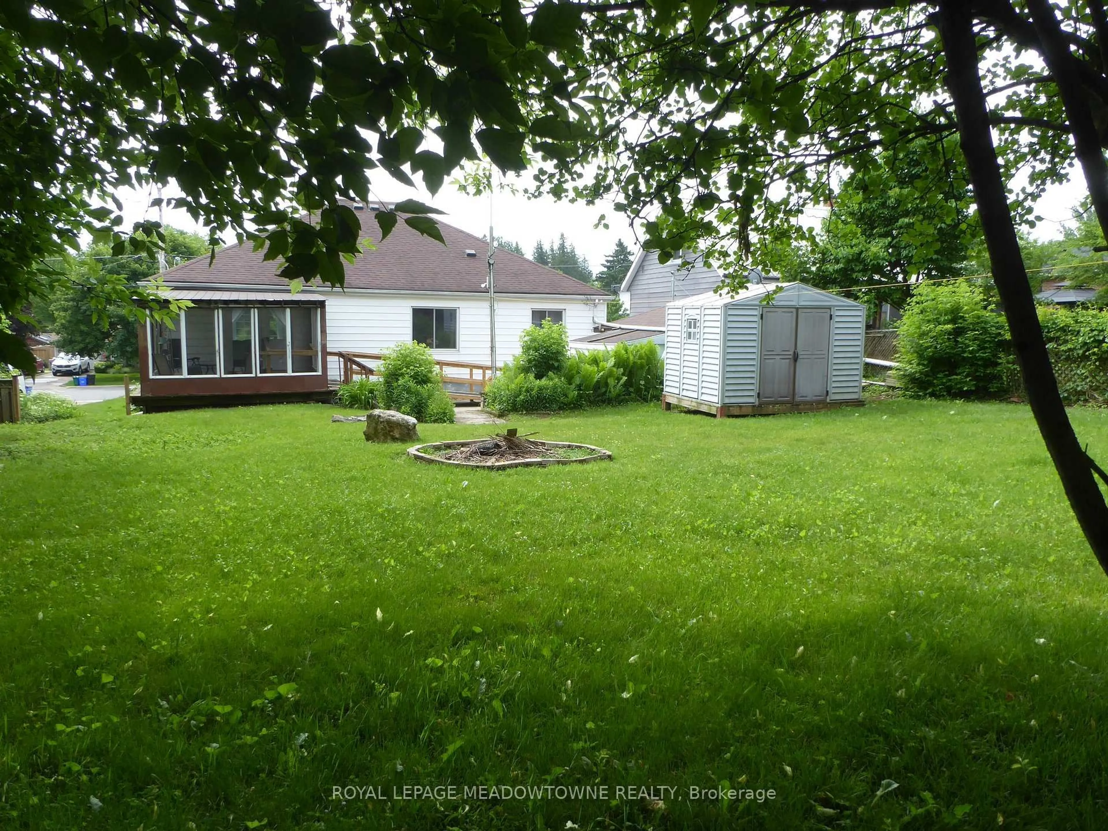 A pic from outside/outdoor area/front of a property/back of a property/a pic from drone, street for 43 Cobblehill Rd, Halton Hills Ontario L7J 1P1