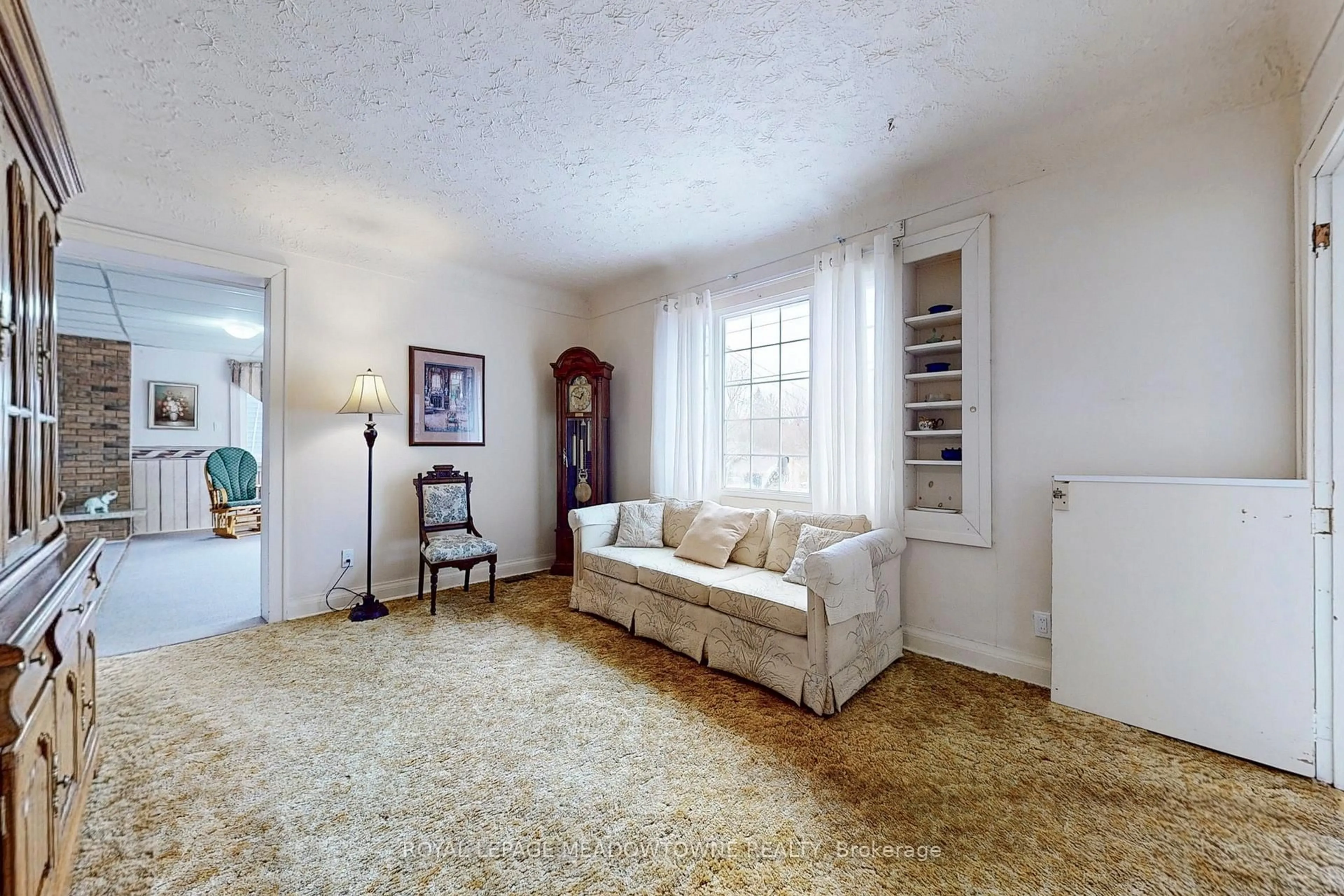 Living room with furniture, carpet floor for 43 Cobblehill Rd, Halton Hills Ontario L7J 1P1
