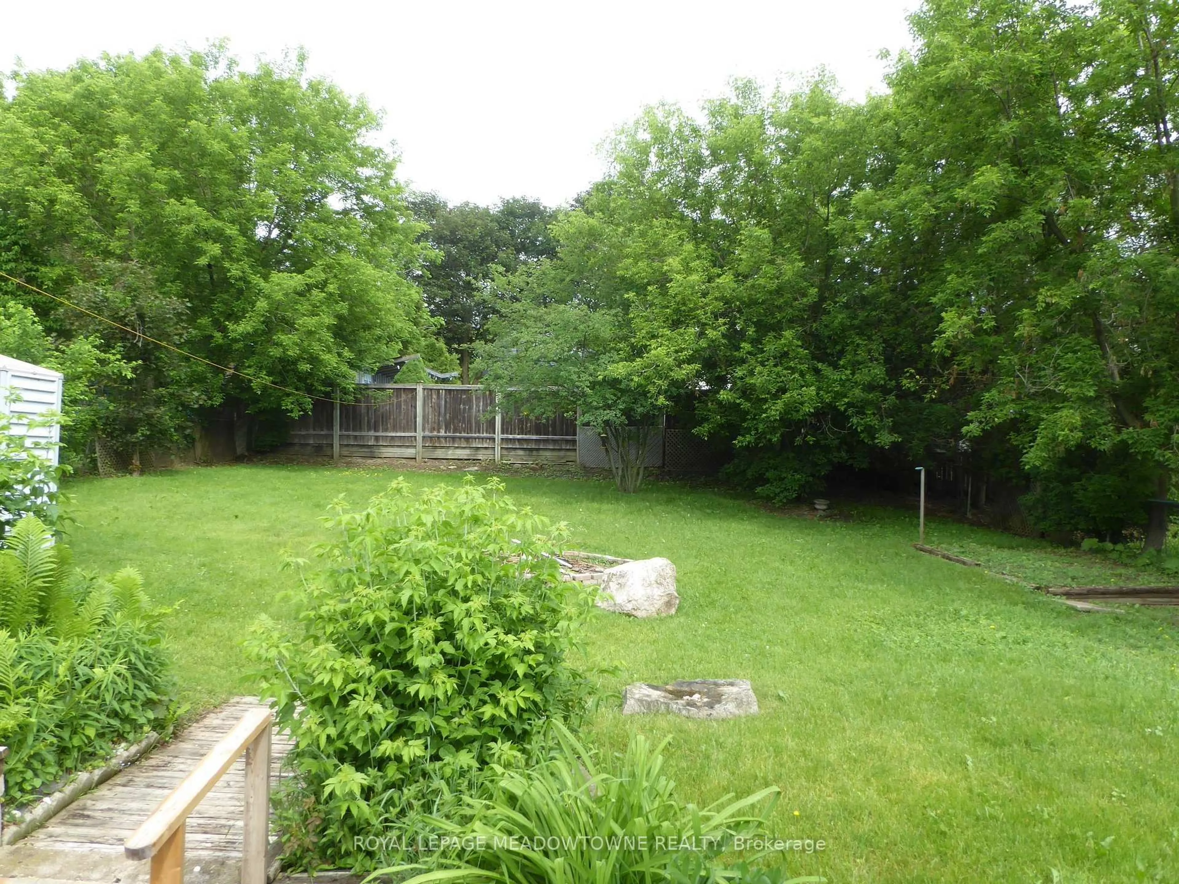 A pic from outside/outdoor area/front of a property/back of a property/a pic from drone, forest/trees view for 43 Cobblehill Rd, Halton Hills Ontario L7J 1P1