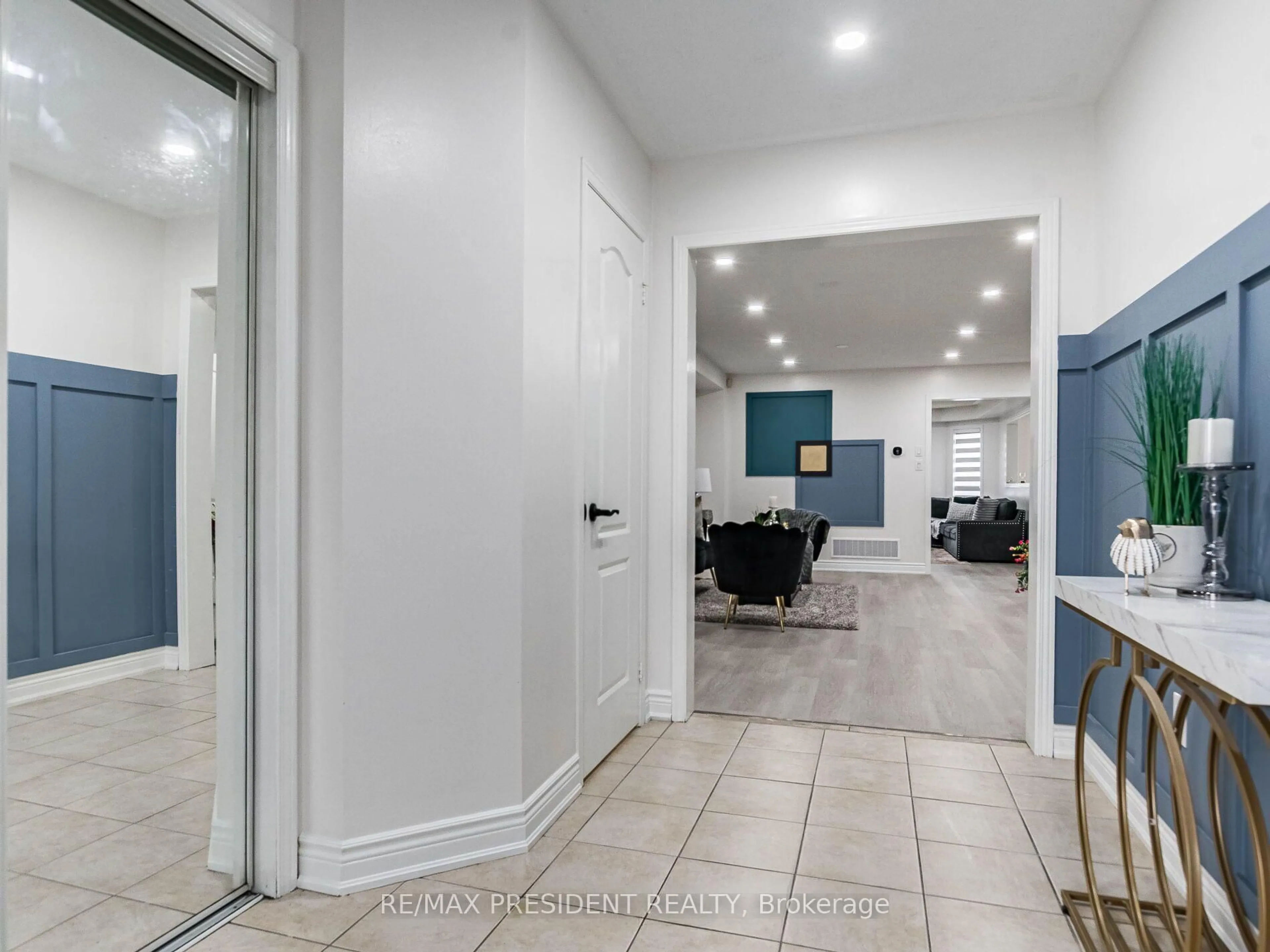 Indoor foyer for 8 River Heights Dr, Brampton Ontario L6P 2M9