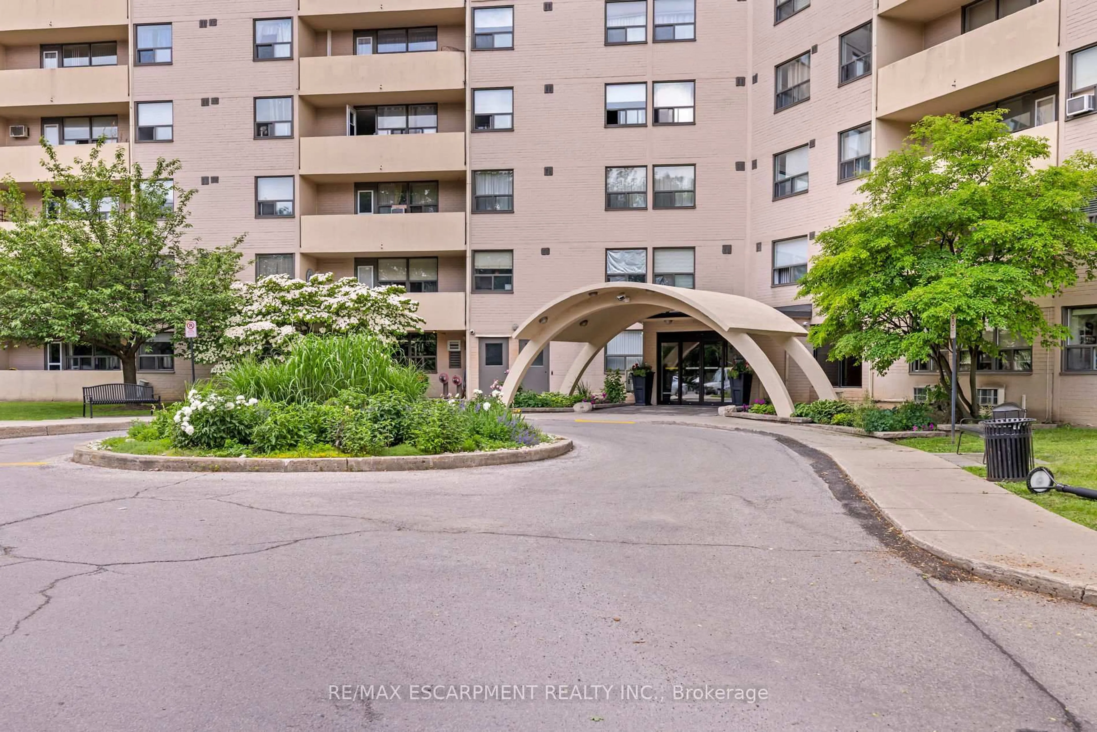 Indoor foyer for 700 Dynes Rd #414, Burlington Ontario L7N 3M2
